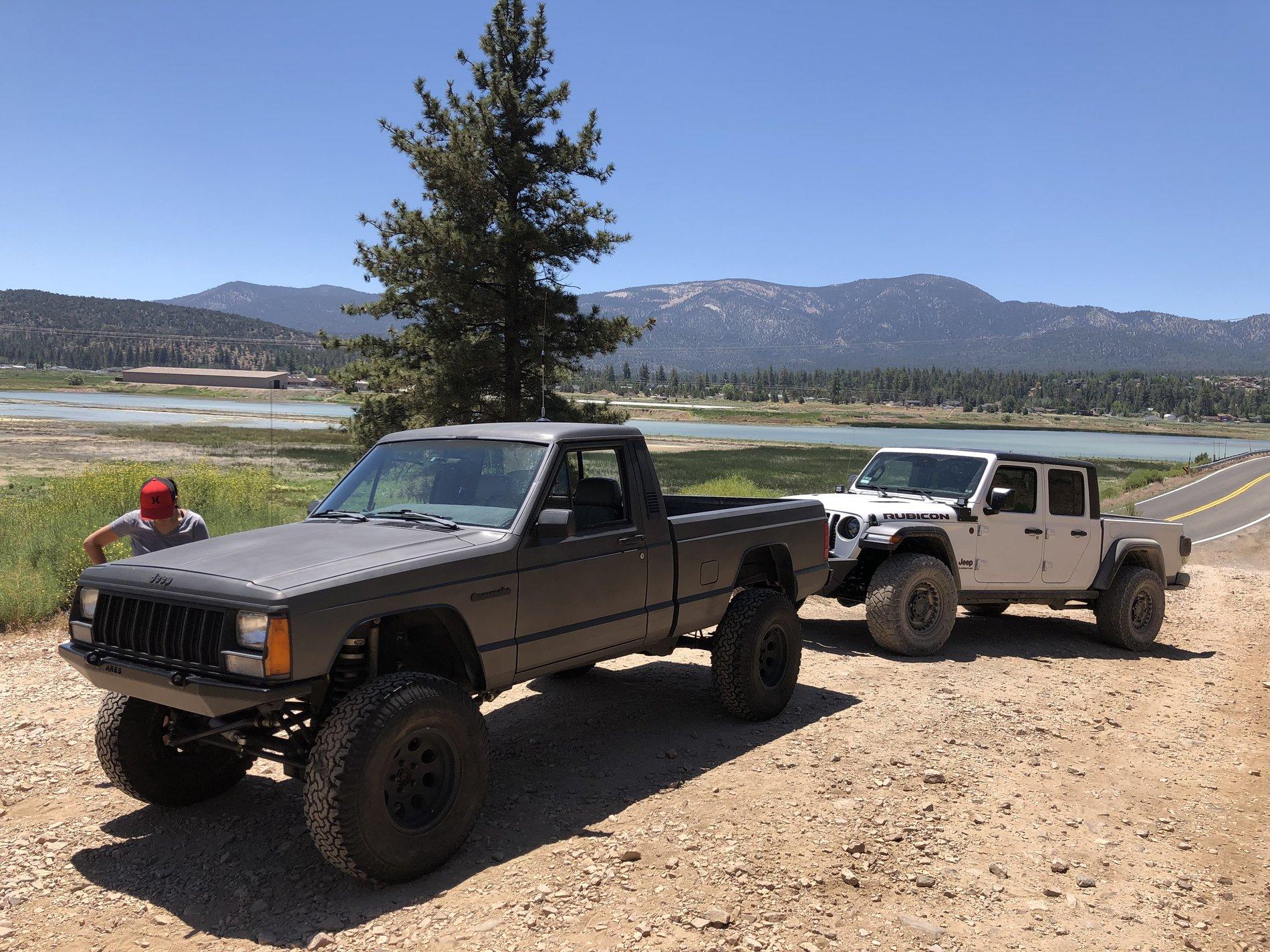 Jeep Gladiator Jeeps Parking Next To Jeeps 95186360-6DBC-4F86-A211-43743A468084