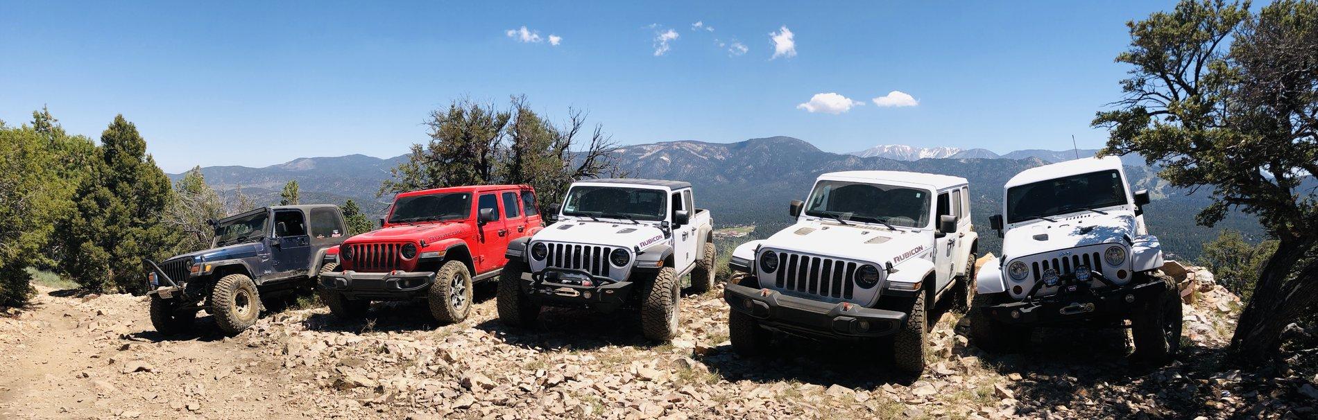 Jeep Gladiator Jeeps Parking Next To Jeeps 6699A9DD-73F9-4D4A-BB3C-EF4E8457950D