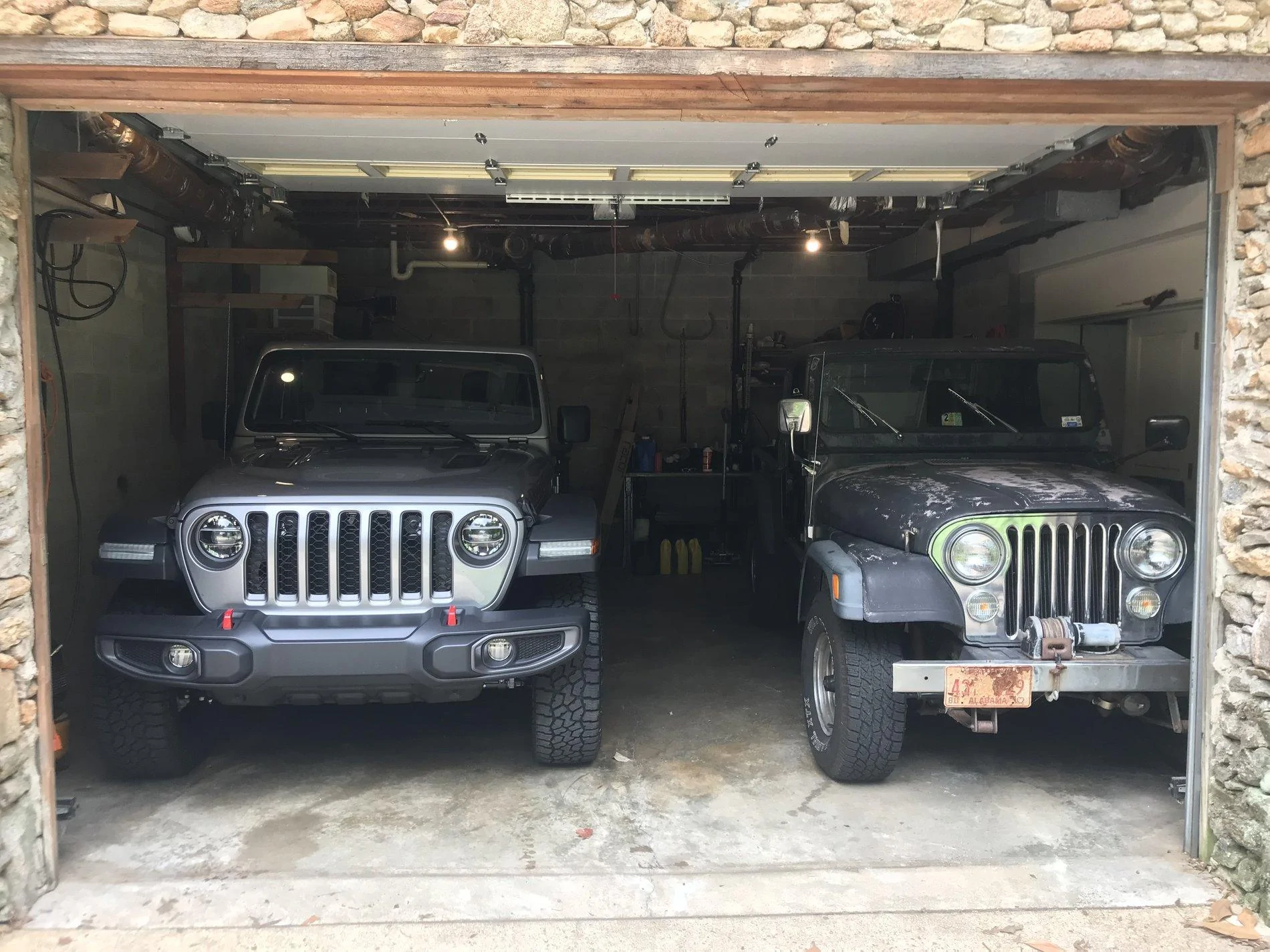Jeep Gladiator Jeeps Parking Next To Jeeps F2BEB904-5166-40D5-B42D-02C20FB25801