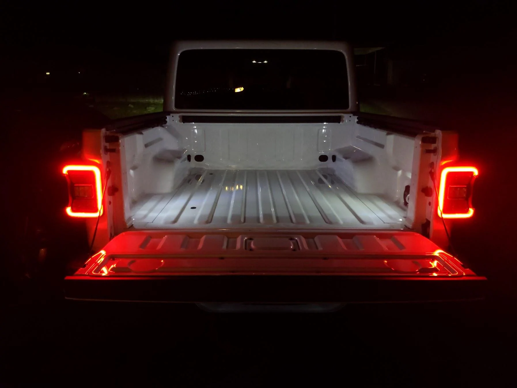 Jeep Gladiator BRIGHT WHITE Gladiator JT Club TBiLEC8_2451sRjibC7e75C9ztNfSq92BBQIhwbY9GGP0txdCjETPcaSA-FNIrGPjlm1qCl4B46JpFvvy=w1796-h1346