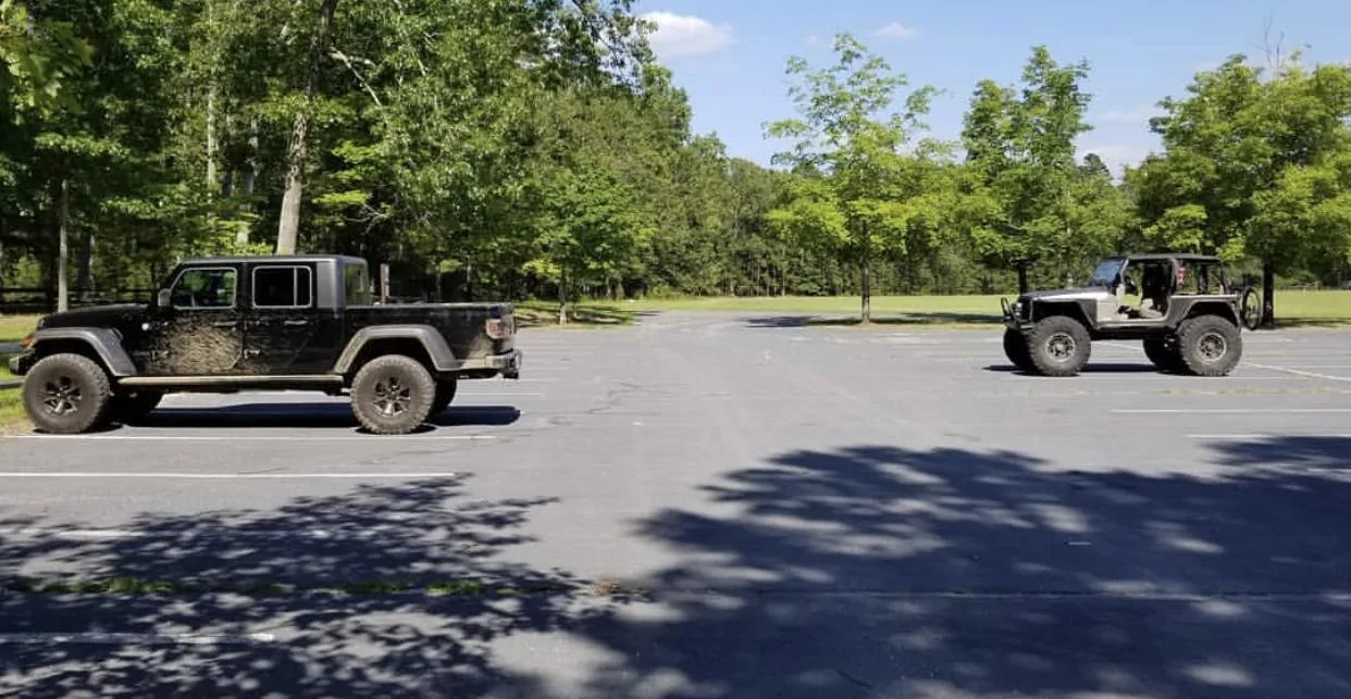 Jeep Gladiator Jeeps Parking Next To Jeeps B29BF3D9-859E-4355-9169-04603377310E