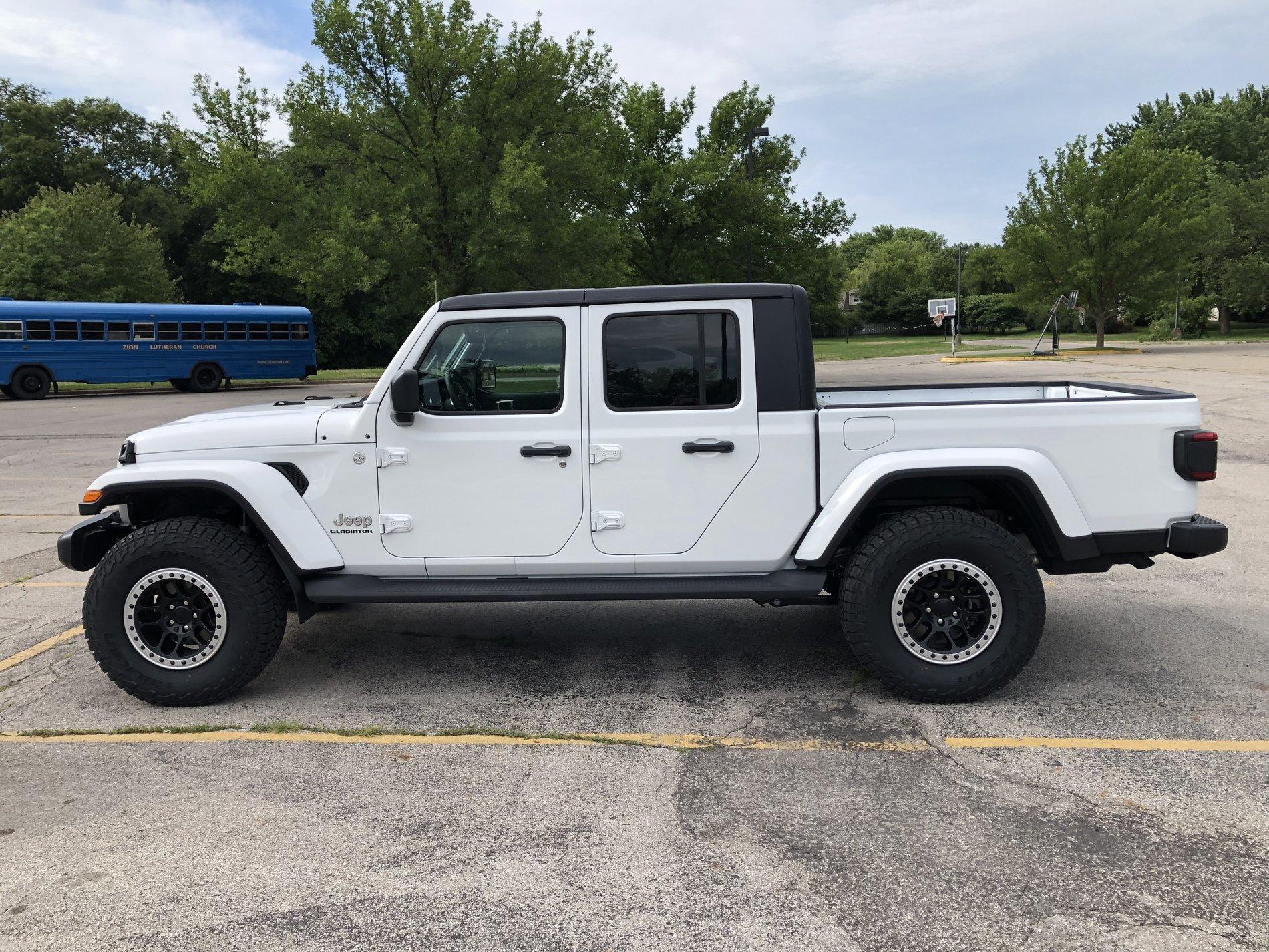 Jeep Gladiator BRIGHT WHITE Gladiator JT Club 8C4EB598-4D8E-4910-883D-58D256CEC261