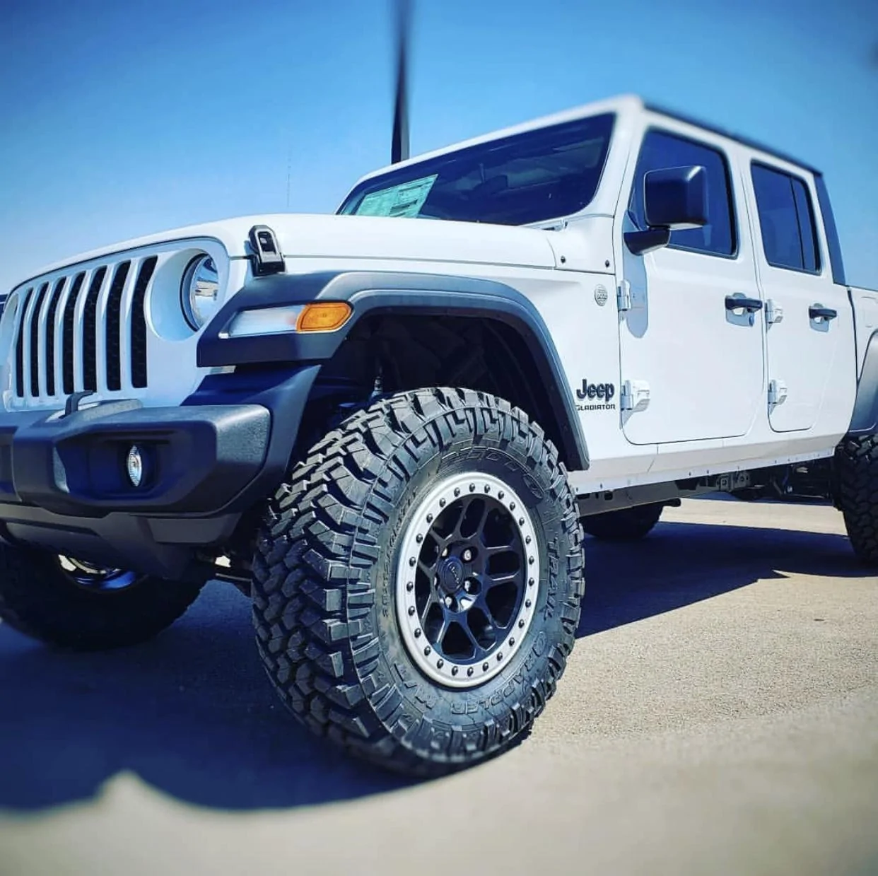 Jeep Gladiator BRIGHT WHITE Gladiator JT Club 99AD3697-726D-4957-B44B-DD5E03FADA82