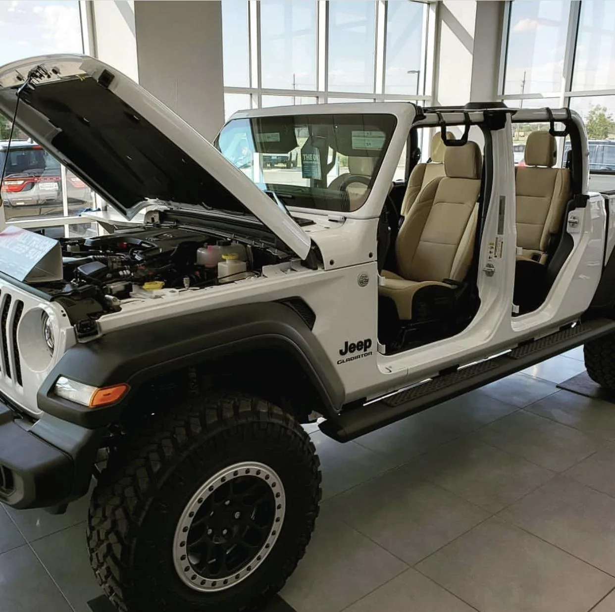 Jeep Gladiator BRIGHT WHITE Gladiator JT Club 775A3EAE-A6E9-47EB-84AD-1B93826785A2