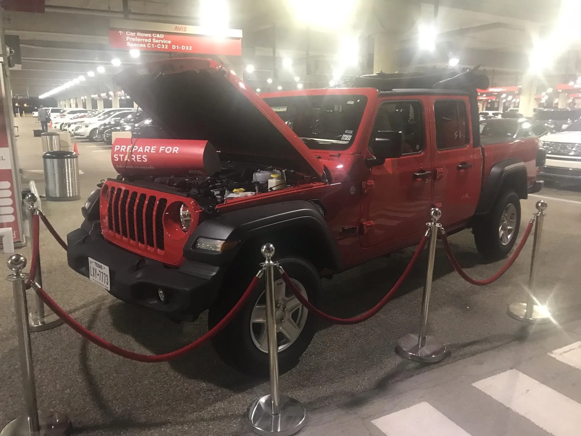 Jeep Gladiator Avis rental 900 miles 4 days Sport S UAY3LCl