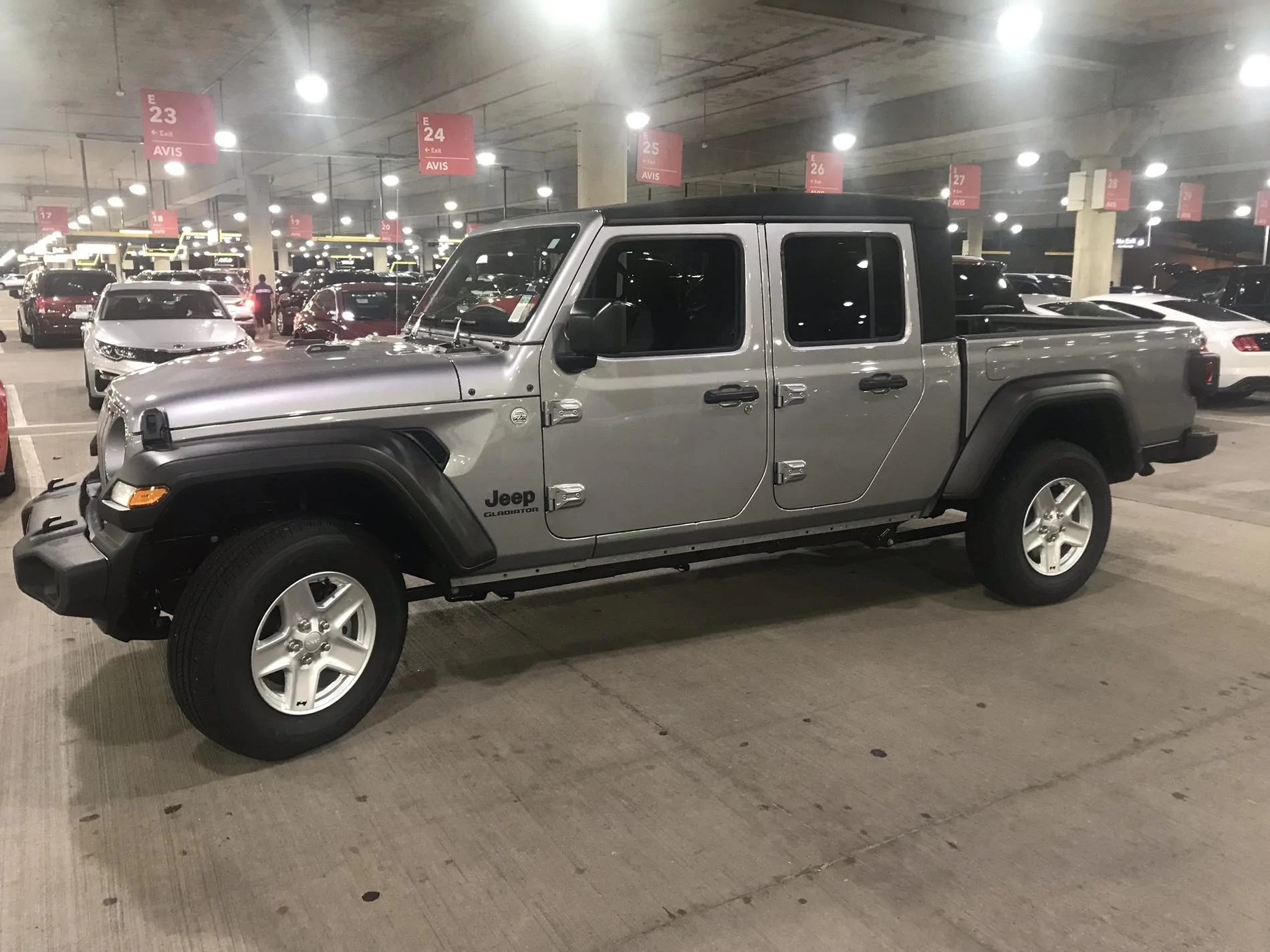 Jeep Gladiator Avis rental 900 miles 4 days Sport S XiQ6sK6