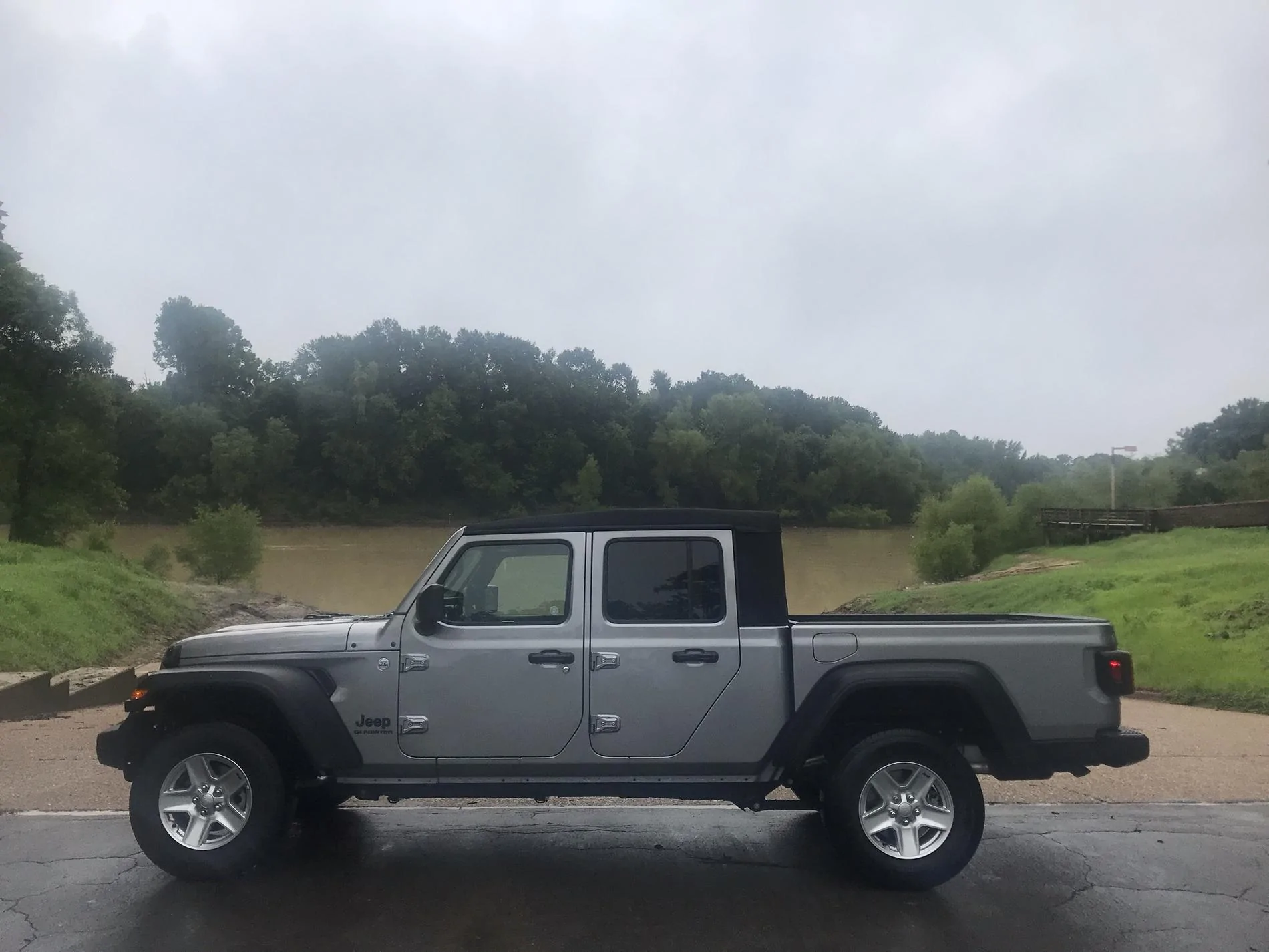 Jeep Gladiator Avis rental 900 miles 4 days Sport S AGgf7Bi