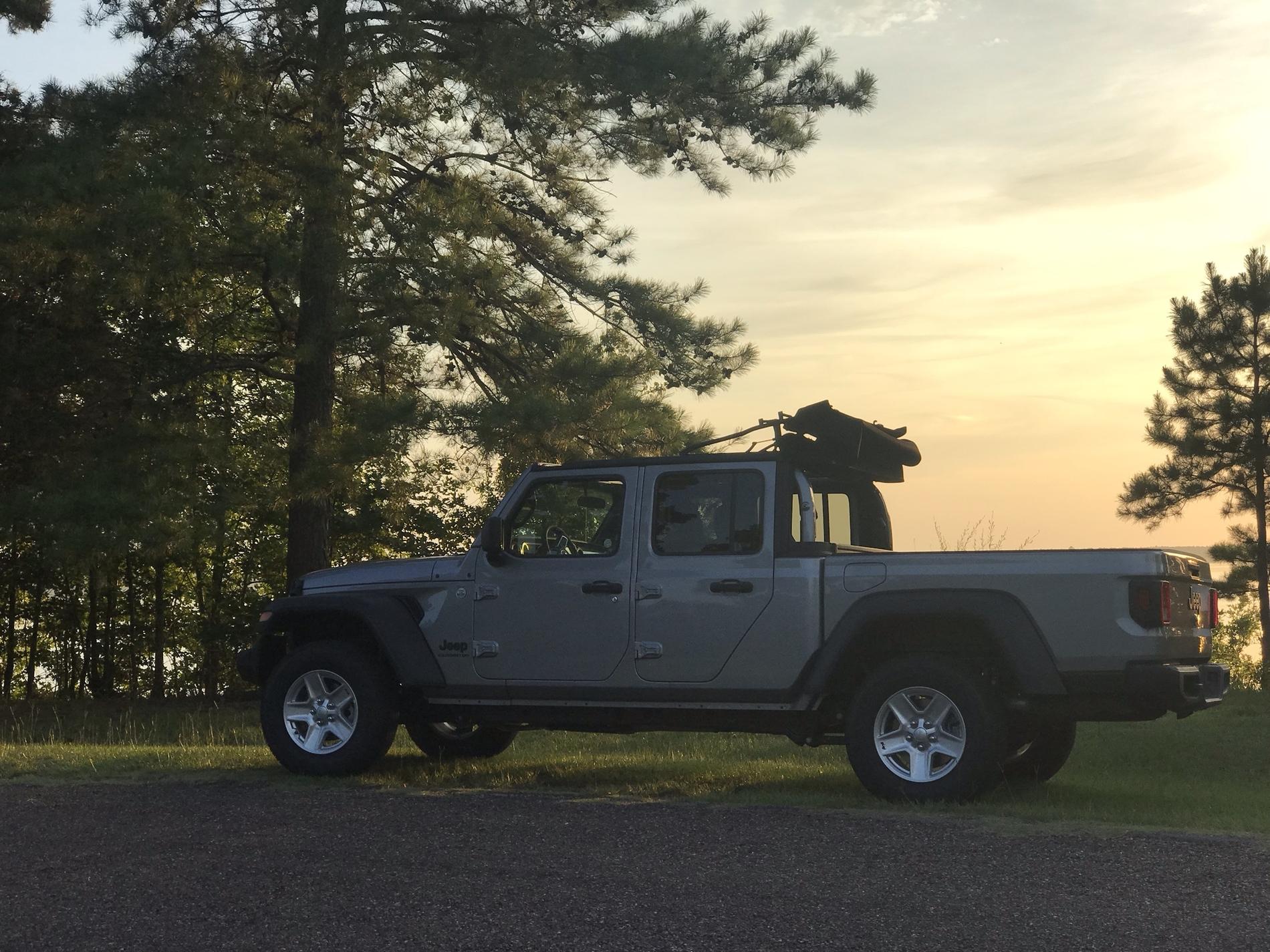 Jeep Gladiator Avis rental 900 miles 4 days Sport S Qk4Y8TI