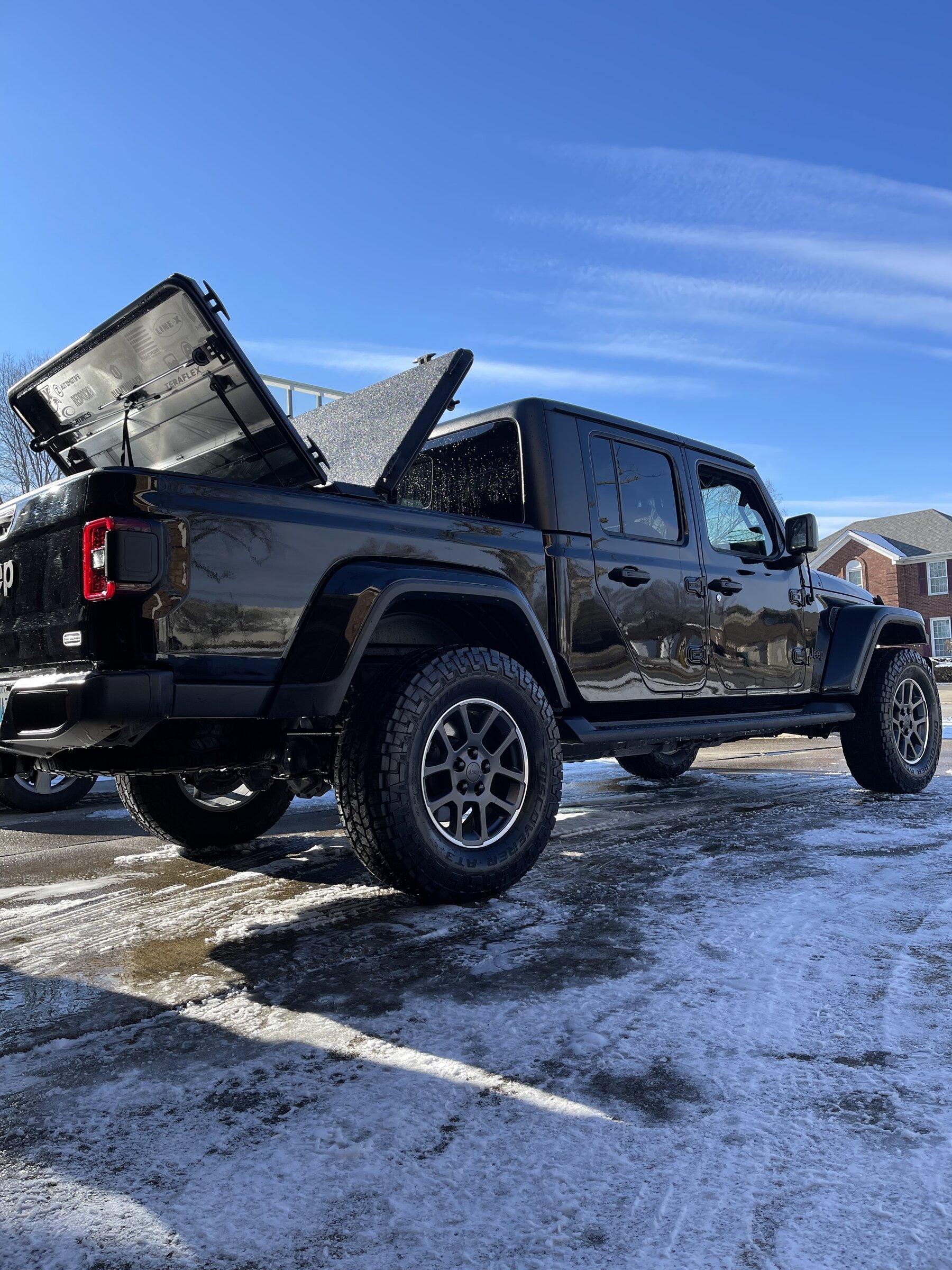 Jeep Gladiator Diamondback HD Bed Cover with Front Runner Load Bars 7F3EC3A6-8DF6-44F1-8324-BC4A3440CFEA