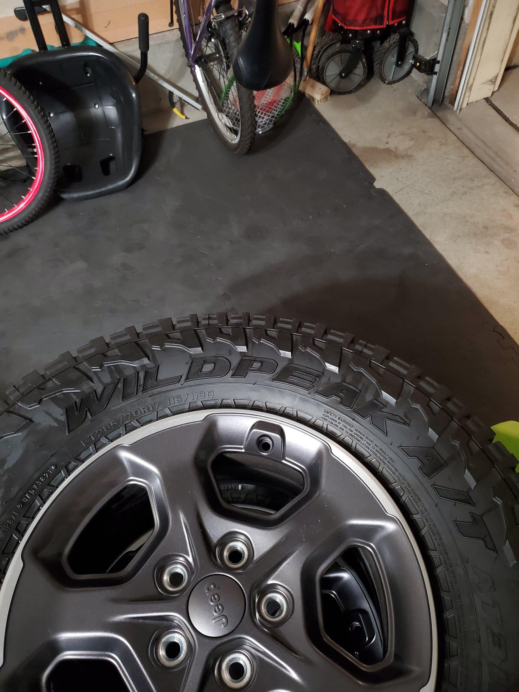 Jeep Gladiator 2022 Rubicon wheels tires 20220331_204613