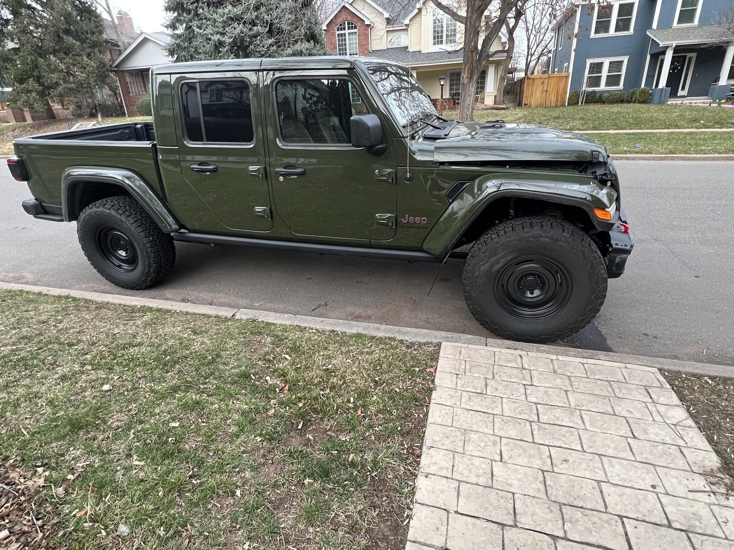 Jeep Gladiator Lady ran a red light 3EFAADFB-F0FD-4DD3-9CC0-A61B41FEAA19