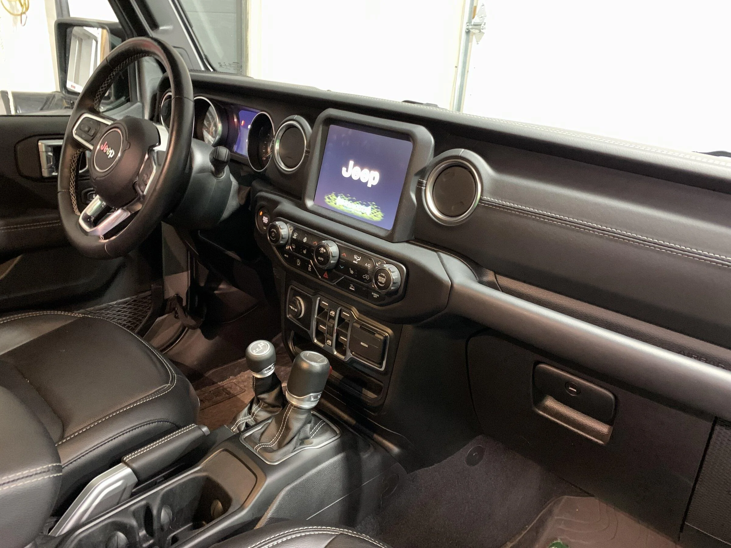 Jeep Gladiator 2020 Jeep Gladiator - Silver.  Pretty much fully loaded.  15,000 miles.  $49,900 IMG-3767