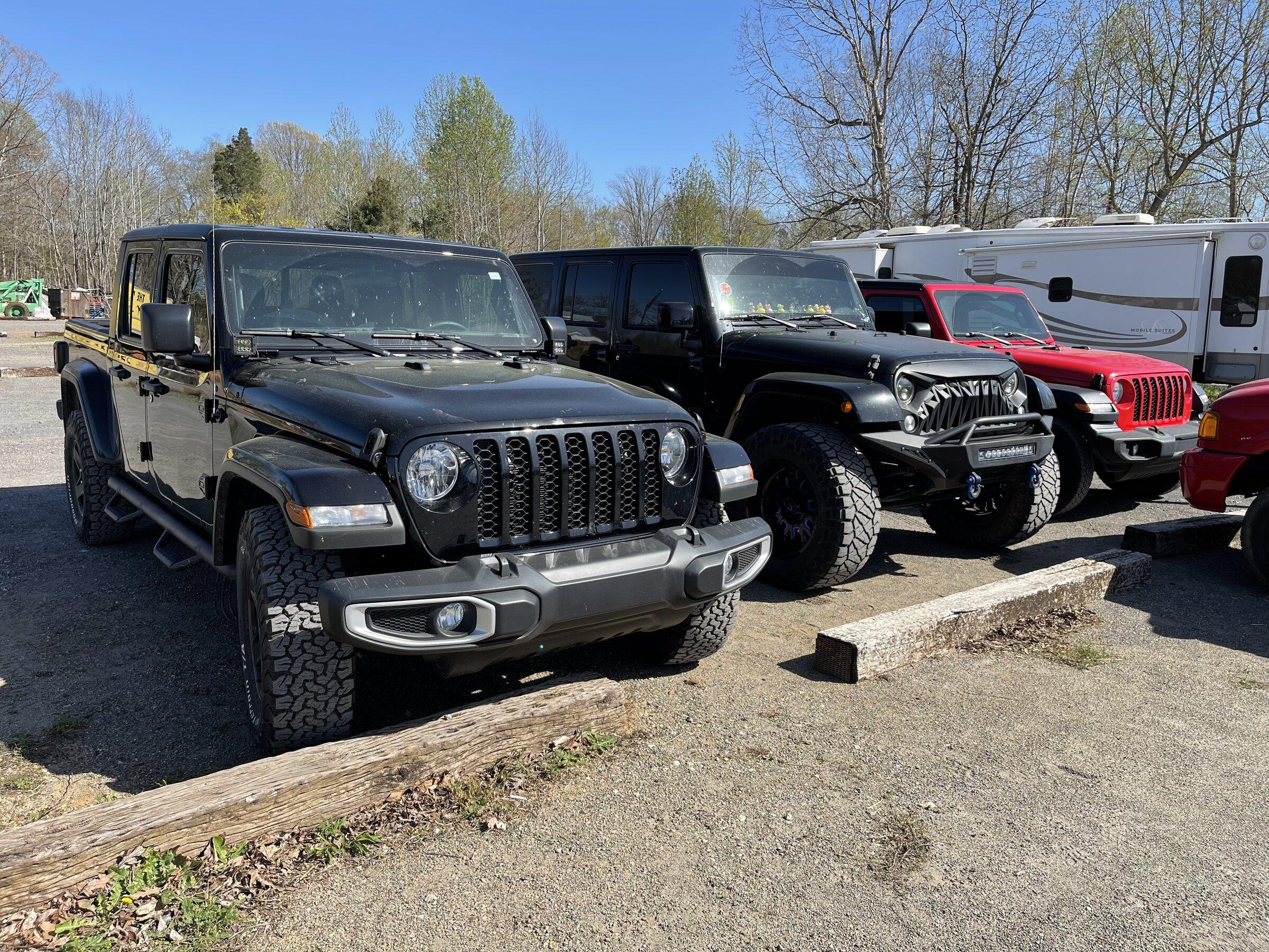 Jeep Gladiator Jeeps Parking Next To Jeeps 37A5422A-8C34-460A-85C1-A294398CB428