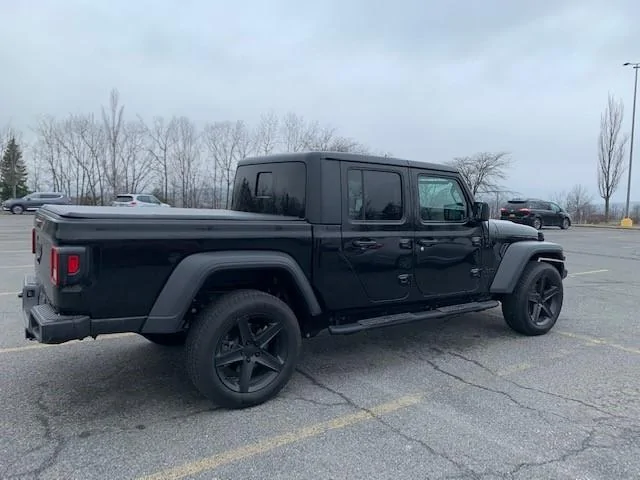 Jeep Gladiator Recently swapped Fuel Contra wheels for reproduction 20" OG Jeep Cherokee SRT8 wheels. Thoughts? Definitely a different look. 20 Glad 2