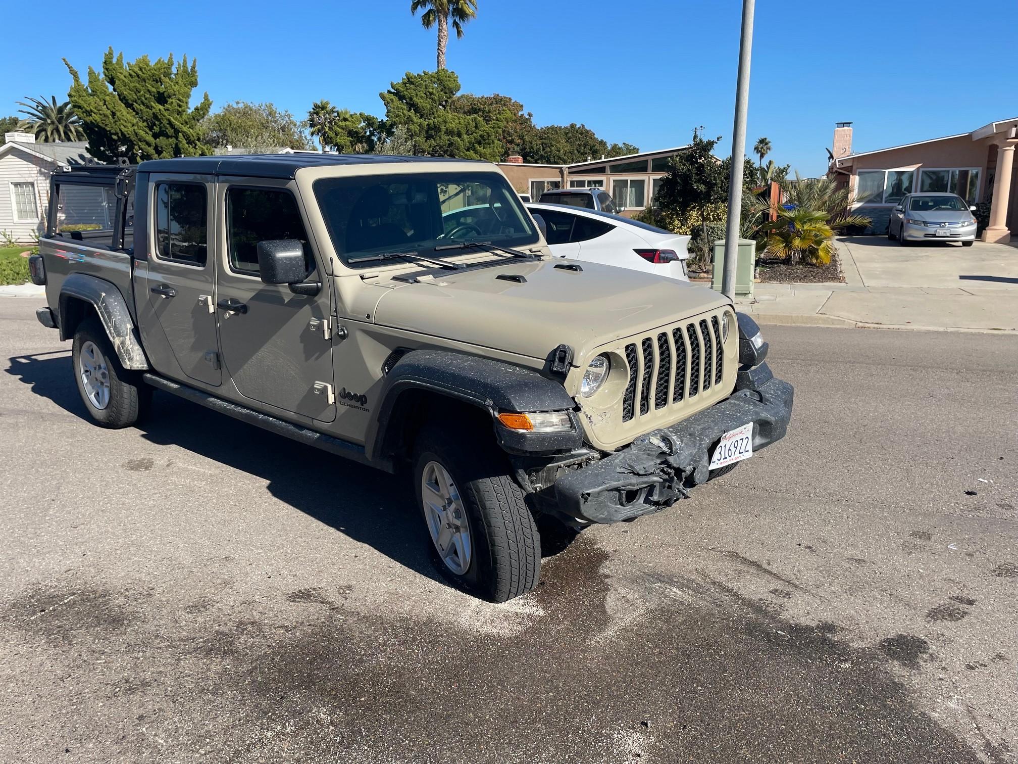 Jeep Gladiator Lady ran a red light 2022-02-03 13.55.32