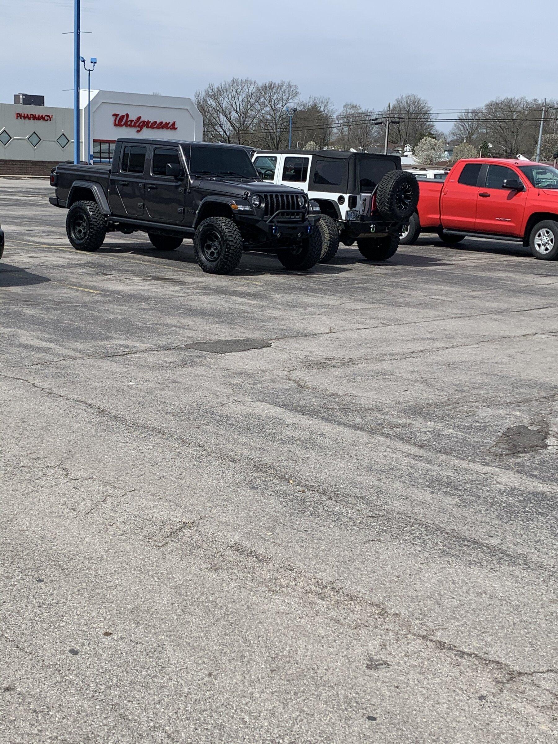 Jeep Gladiator Jeeps Parking Next To Jeeps 101E23FC-BE1C-460E-BD53-7A24E2940557