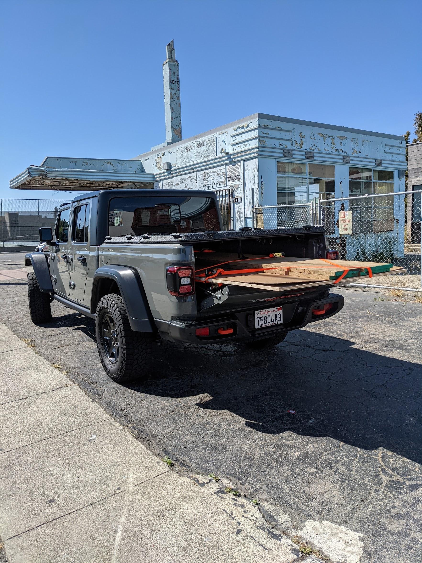 Jeep Gladiator Gladiator tailgate can support up to 500 lbs payload in middle position PXL_20210601_231218047