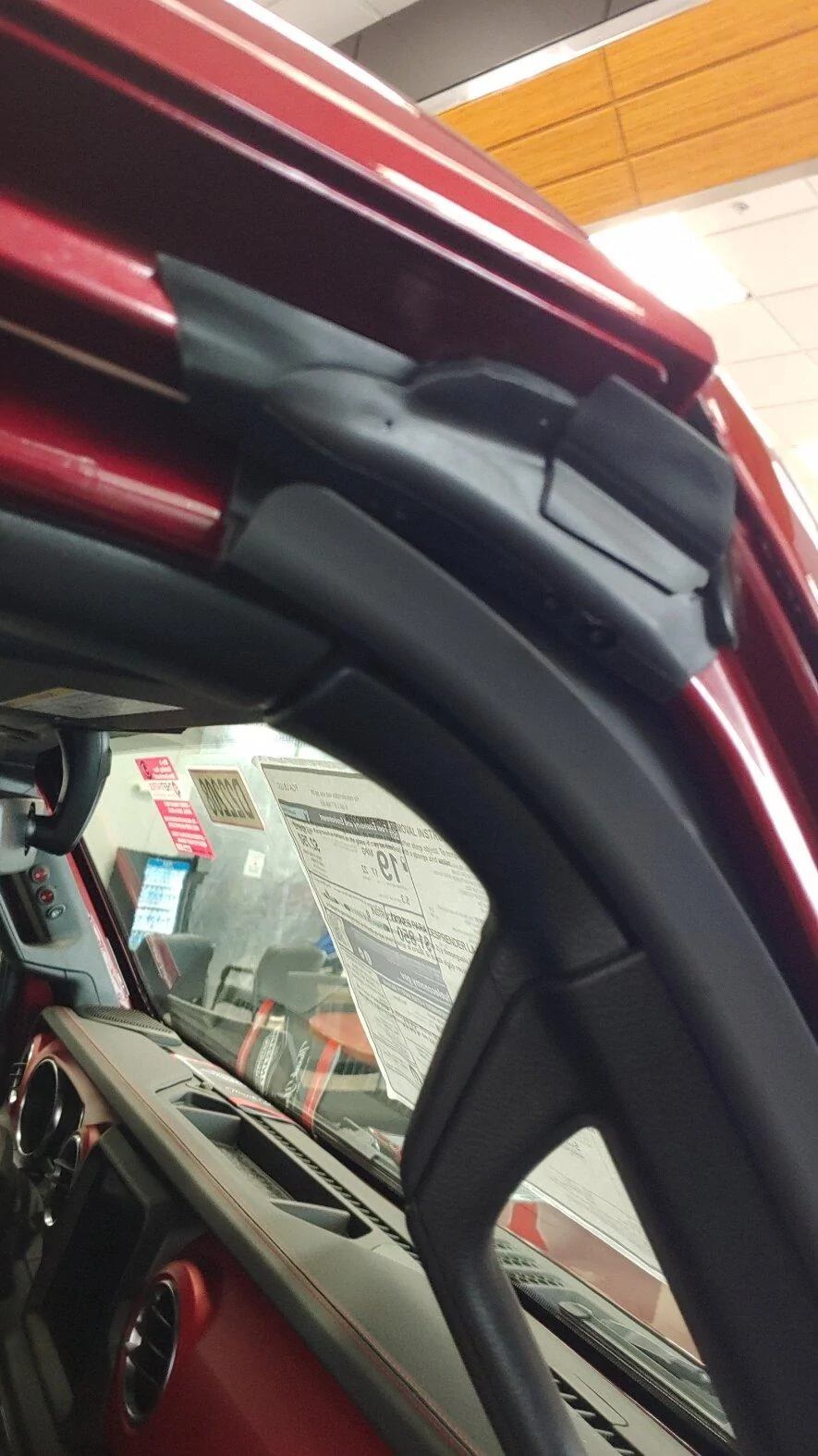 Jeep Gladiator Windshield door seals. 2021 has them. 20220405_101459