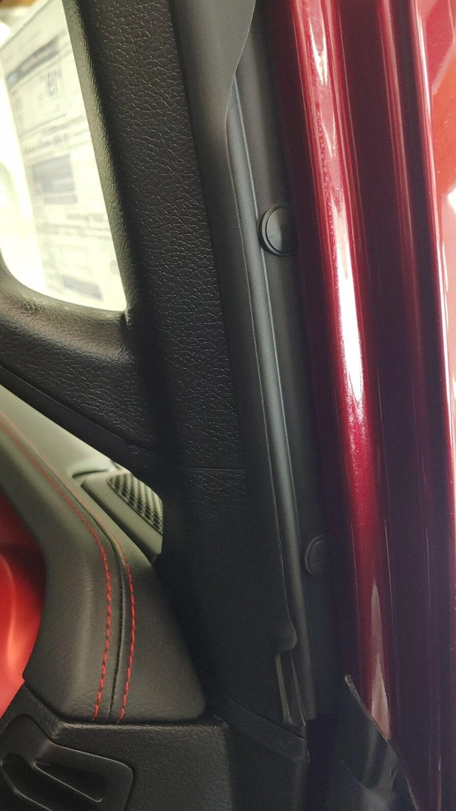 Jeep Gladiator Windshield door seals. 2021 has them. 20220405_101451