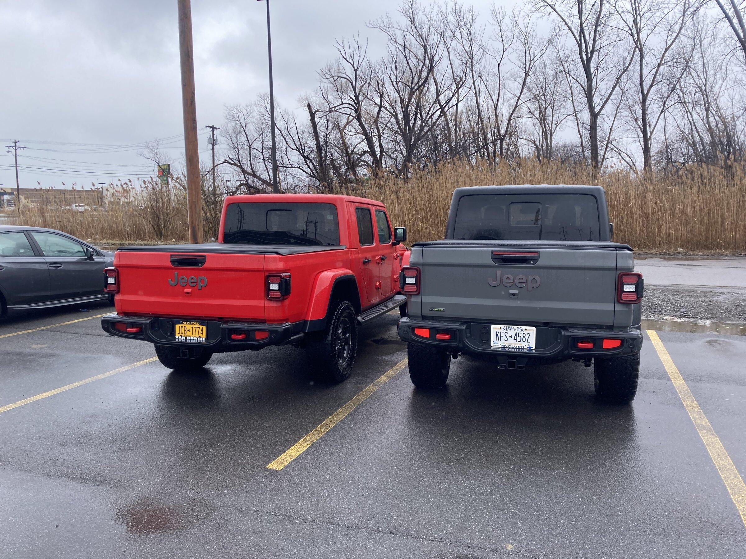 Jeep Gladiator Jeeps Parking Next To Jeeps B83989E9-9802-4CC0-B057-8655EACF8DC3