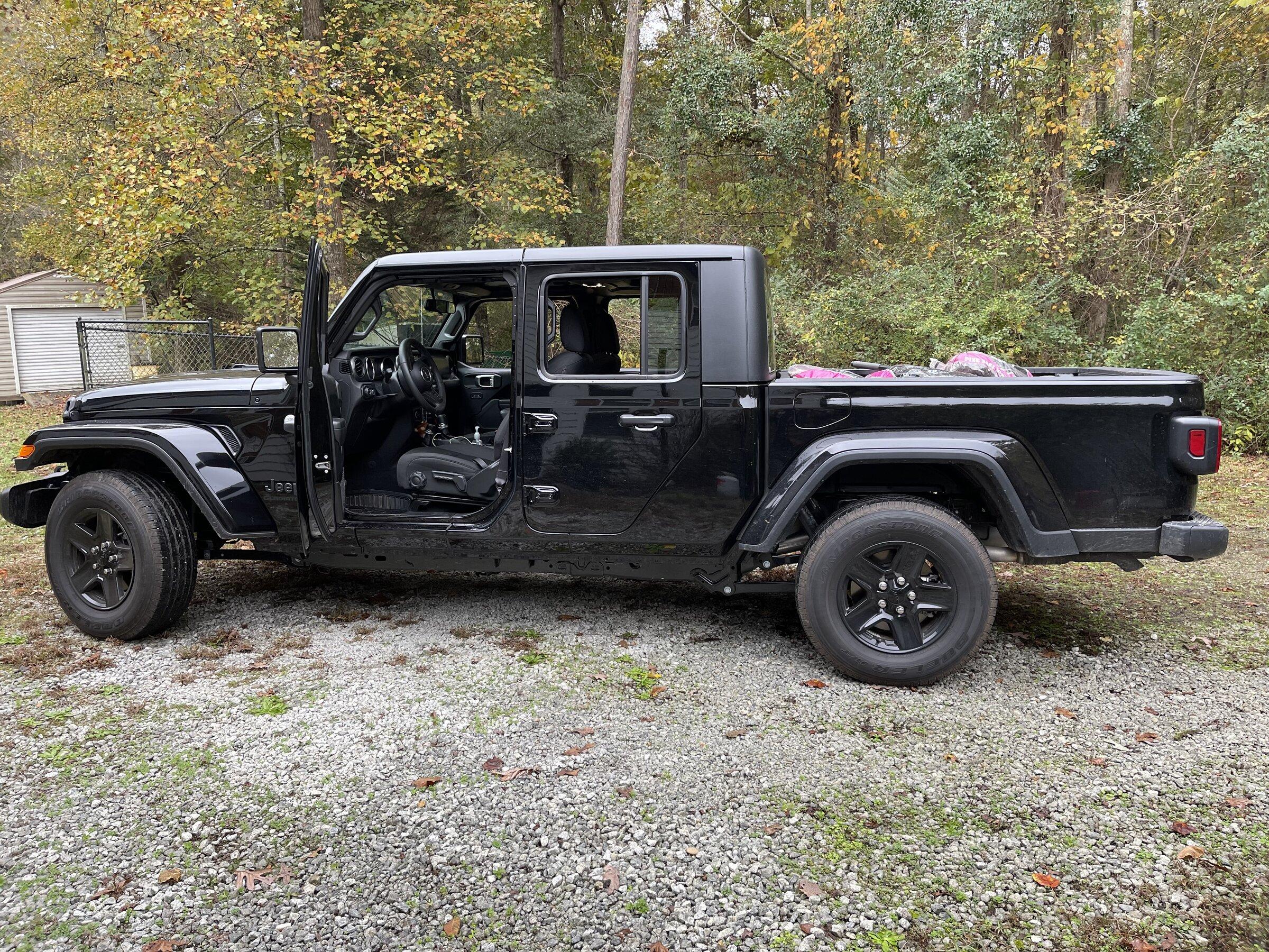 Jeep Gladiator Loaded 25 Bags on Mulch on My 2021 JT HA with Black Sumo Springs 98AB1985-7857-481D-B845-F43F7BEDDDDF