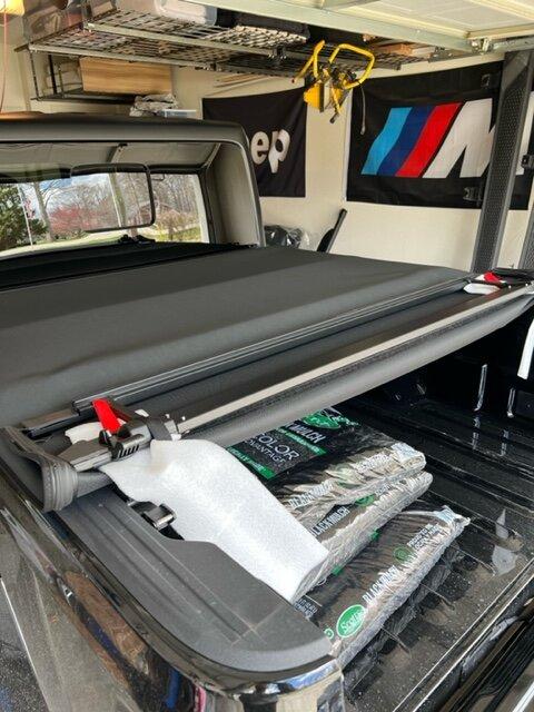Jeep Gladiator Mopar Soft roll-upTonneau Cover image4