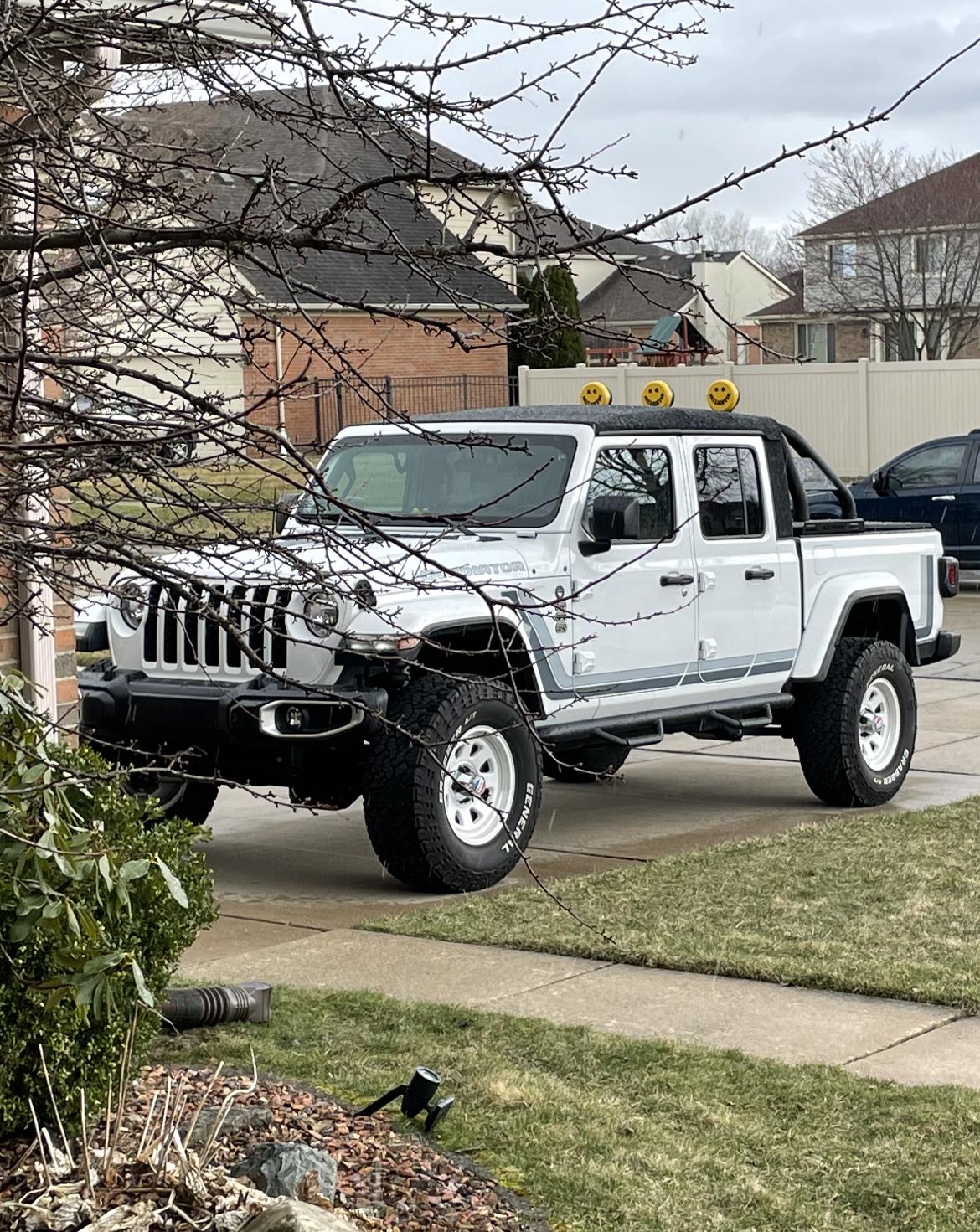 Jeep Gladiator Mopar 2" lift Front view