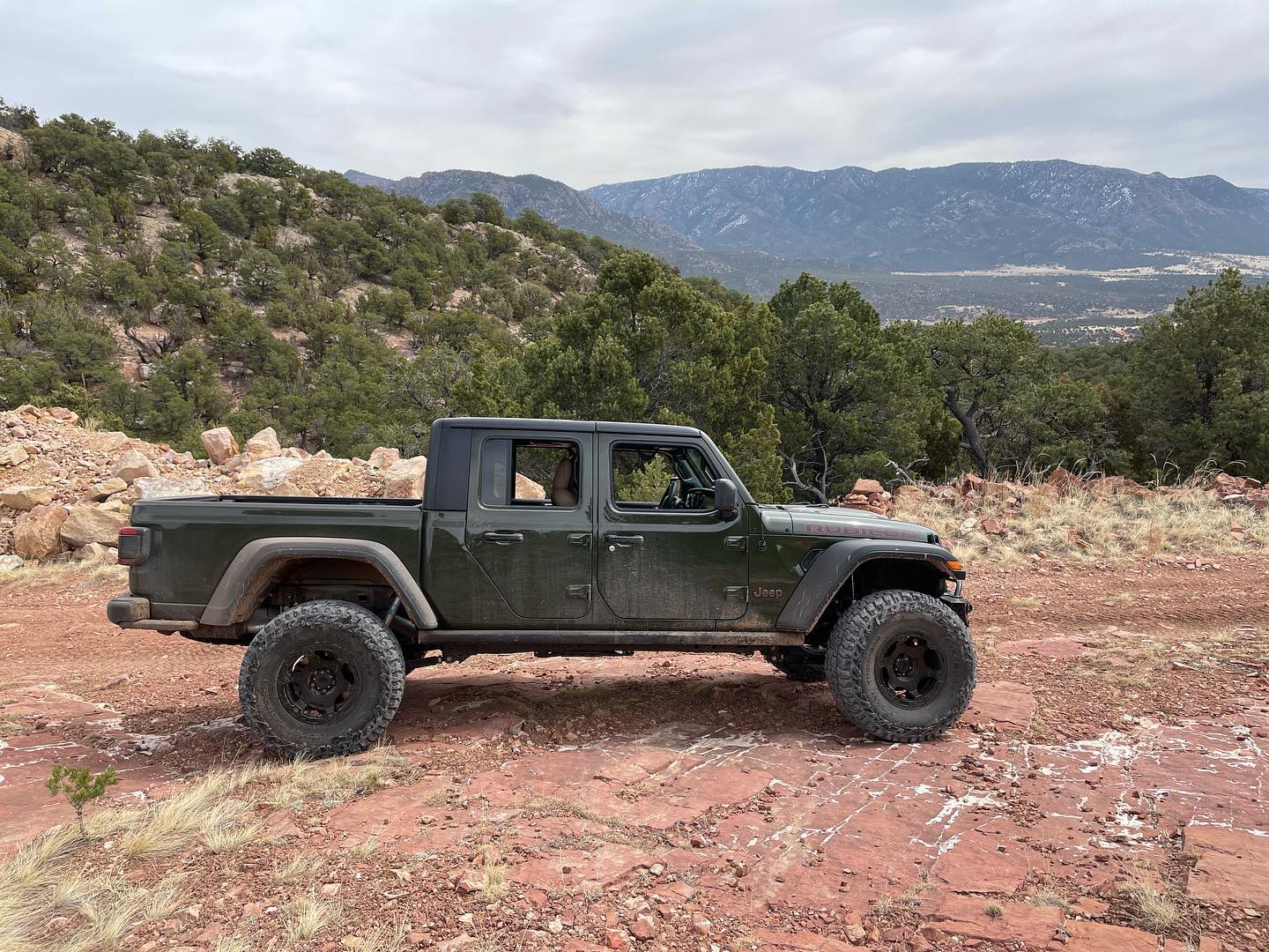 Jeep Gladiator JTRD + Alu-Cab Canopy Camper side-lean