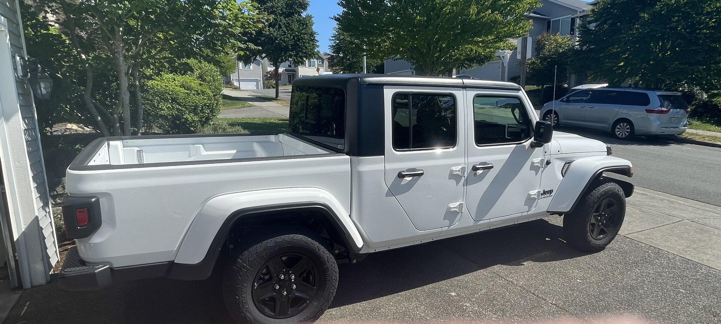 Jeep Gladiator BRIGHT WHITE Gladiator JT Club 85B61B37-E49F-4482-A397-21E097C77164
