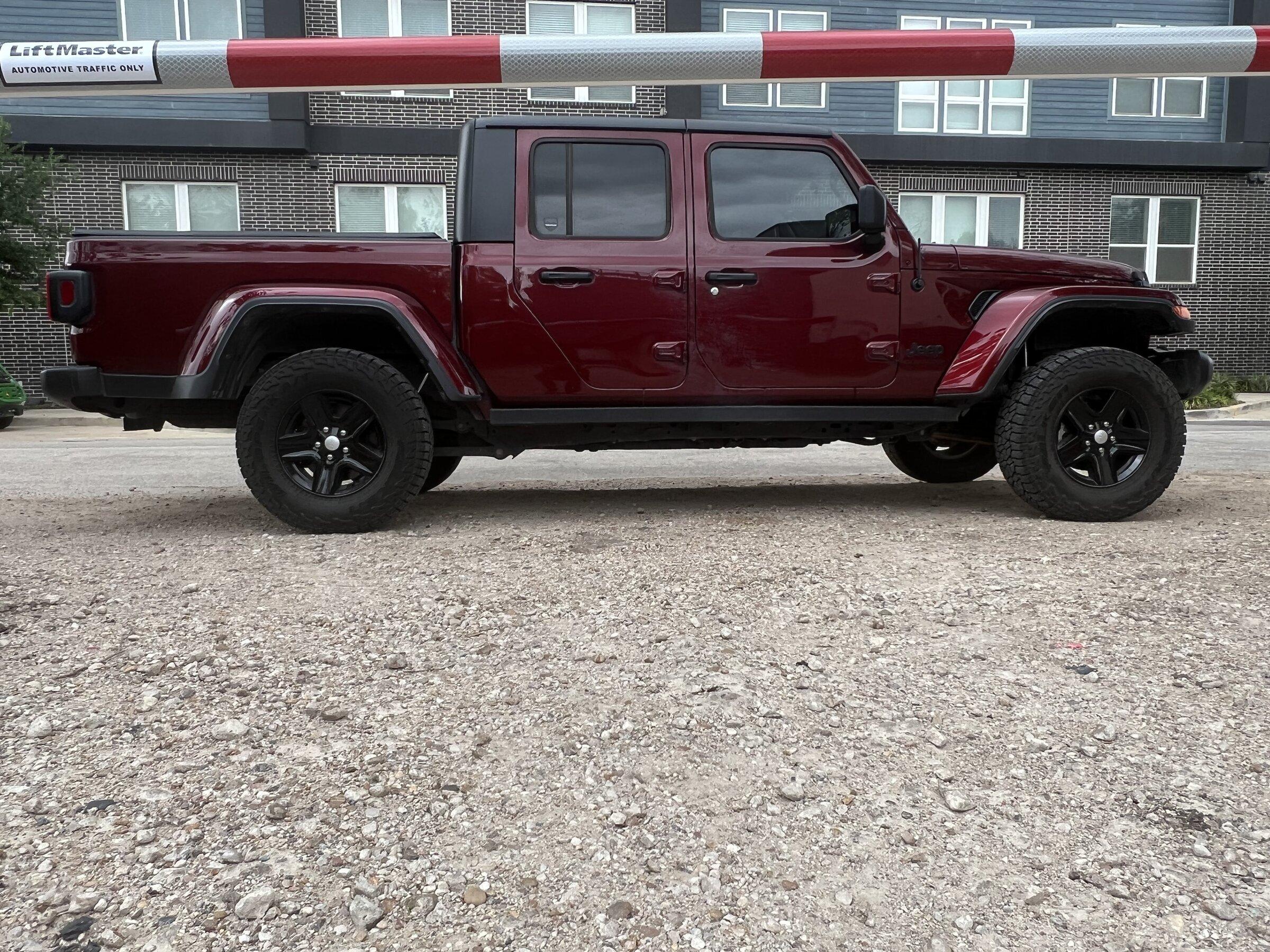 Jeep Gladiator Pics Request: Rough Country 2.5” level kit and 3/4” daystar spacer DC4BC3E4-84A3-4628-A7AF-2C5E3ABA681E
