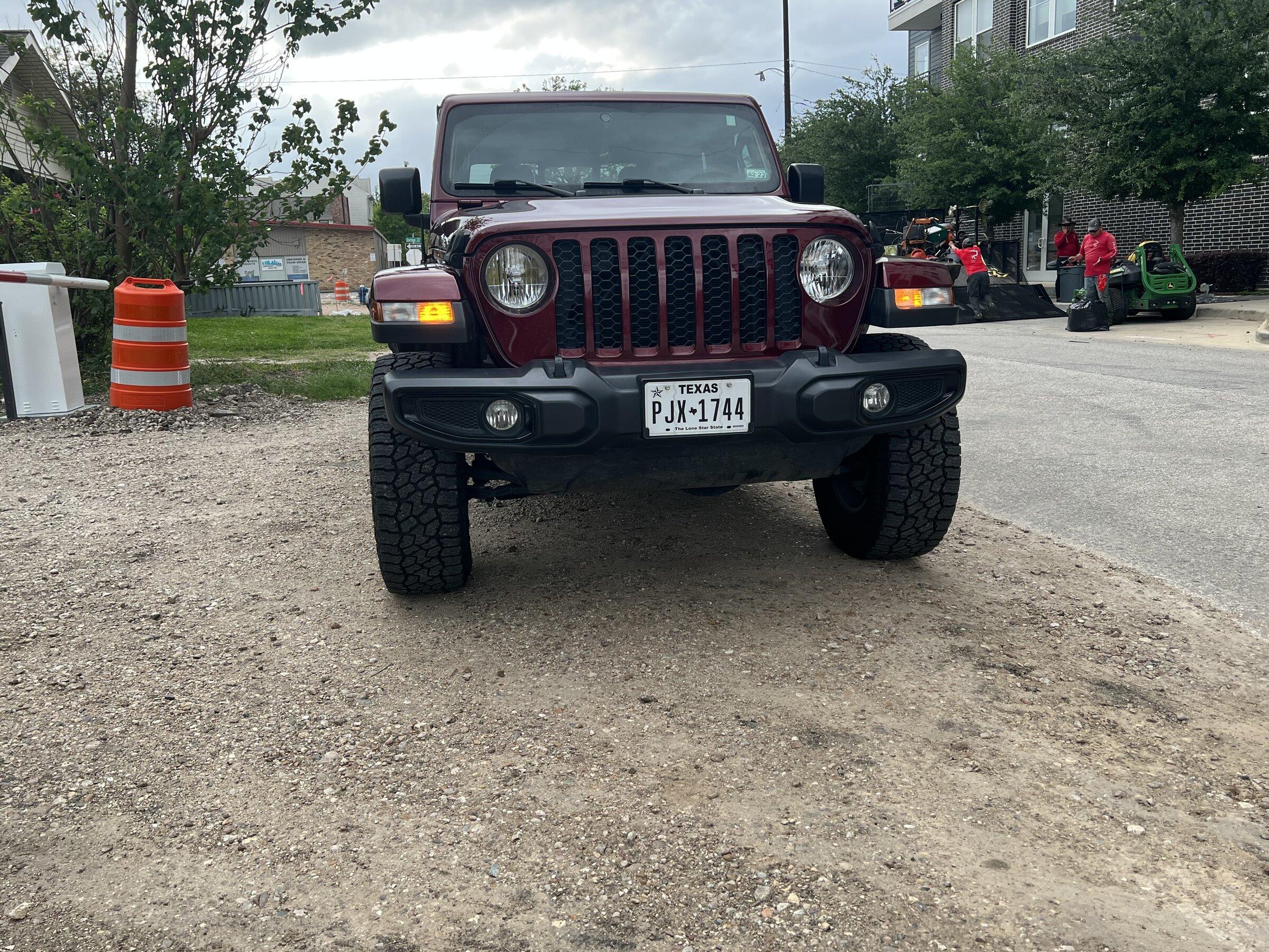 Jeep Gladiator Pics Request: Rough Country 2.5” level kit and 3/4” daystar spacer 486DF641-506E-425F-98AD-EE208286148D