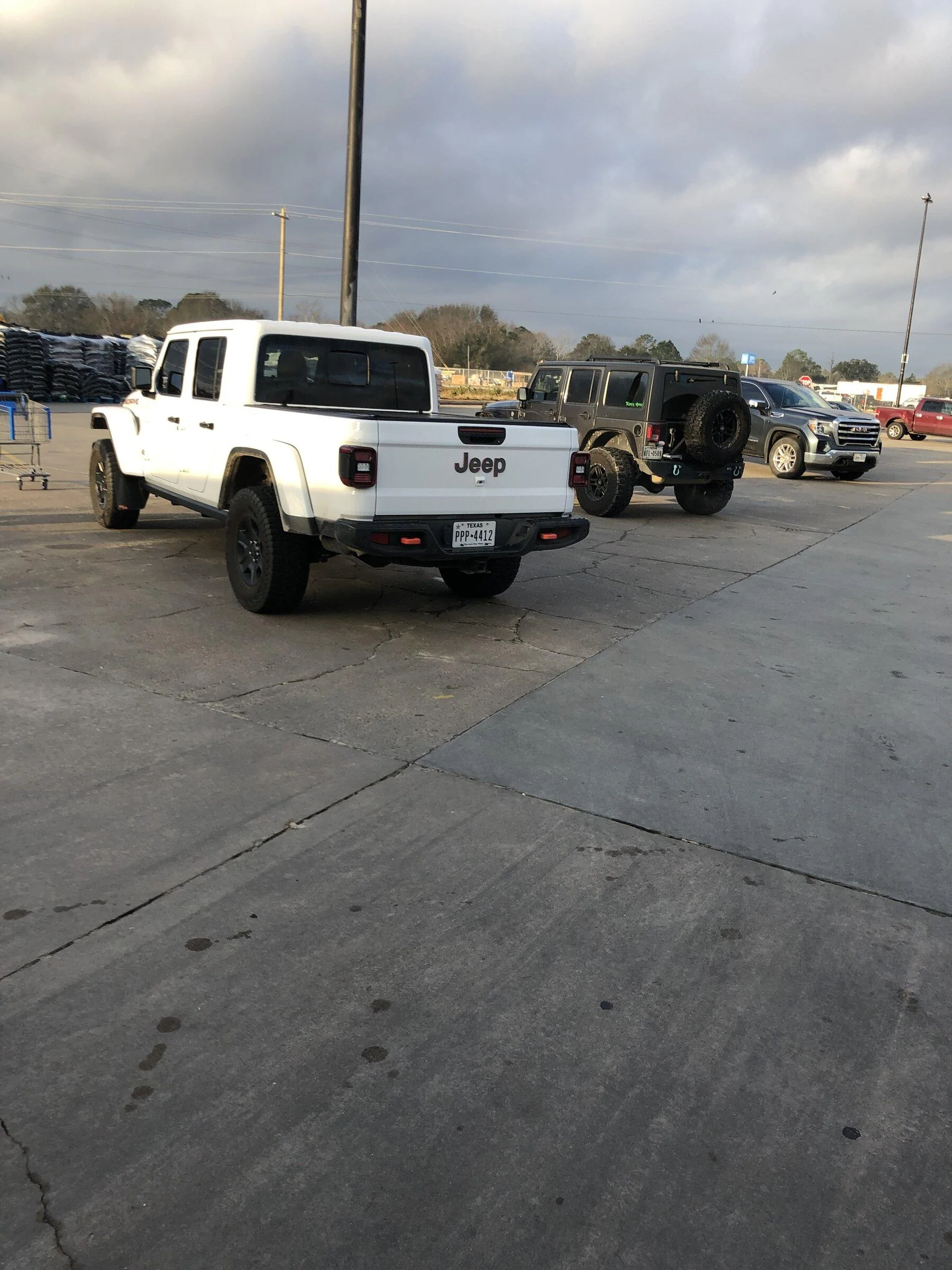 Jeep Gladiator Jeeps Parking Next To Jeeps 26AE2E57-72D5-494F-9620-4AA58B3AE614