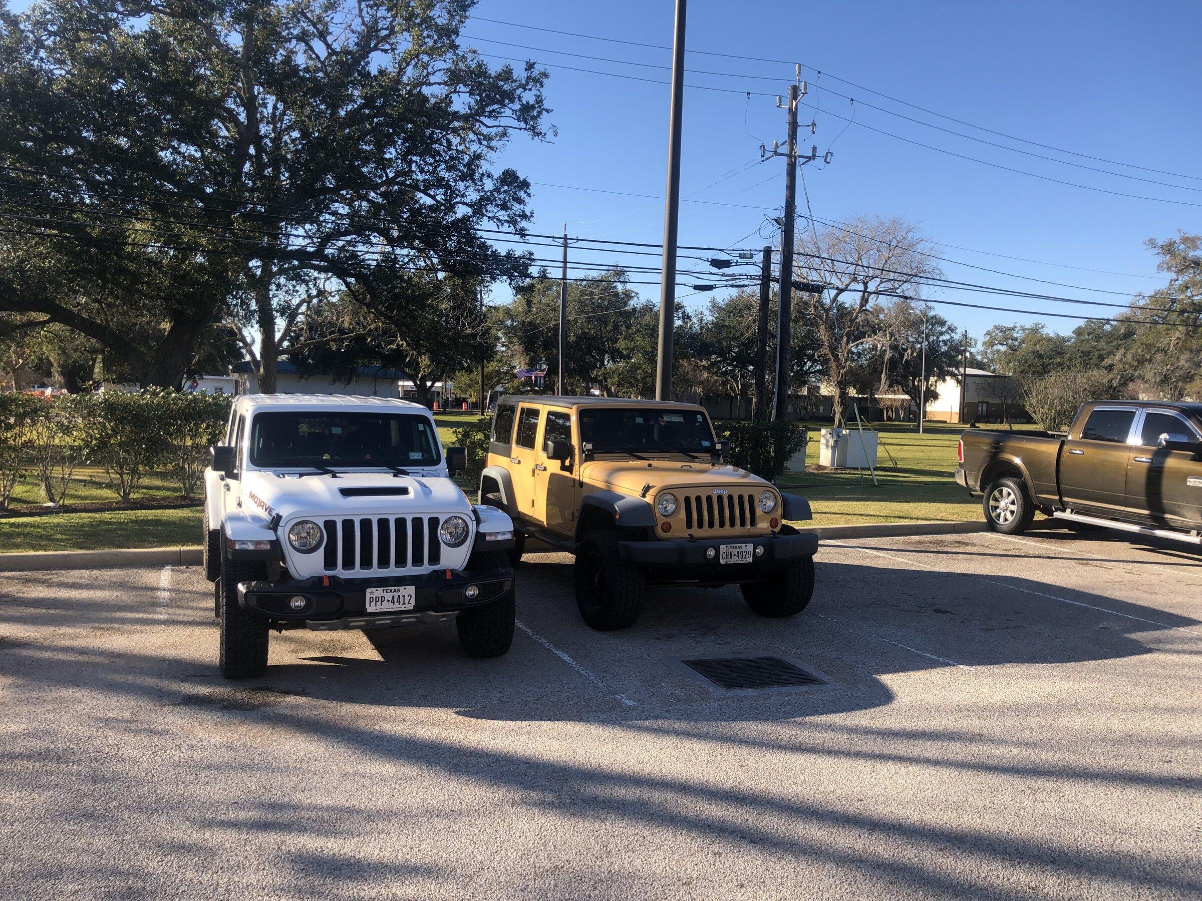 Jeep Gladiator Jeeps Parking Next To Jeeps 25A2513A-4307-4DC6-A96D-145C9E71AC2D