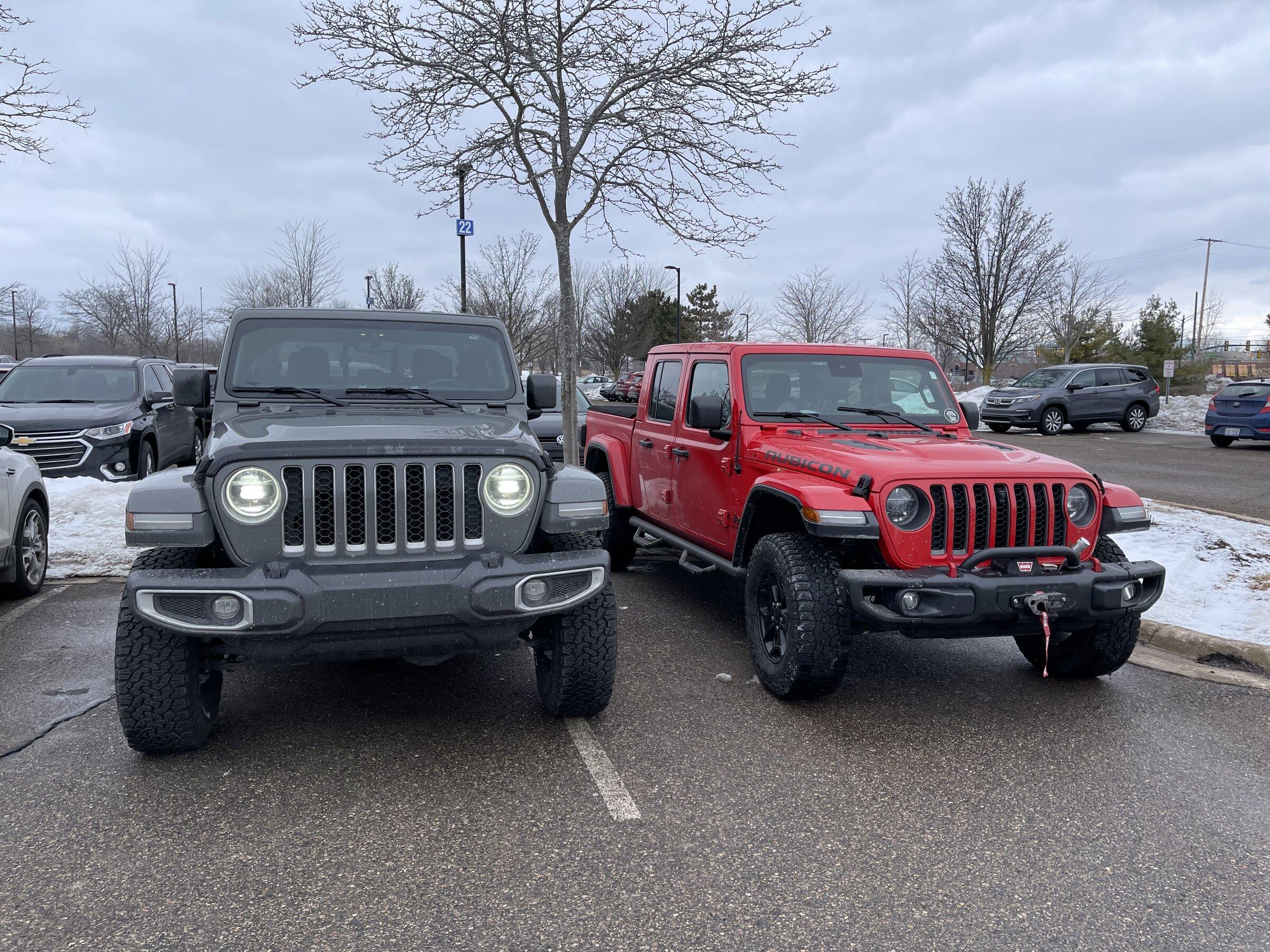 Jeep Gladiator Jeeps Parking Next To Jeeps 13A86DAE-EF4B-4527-B5C2-228DB2AD2409