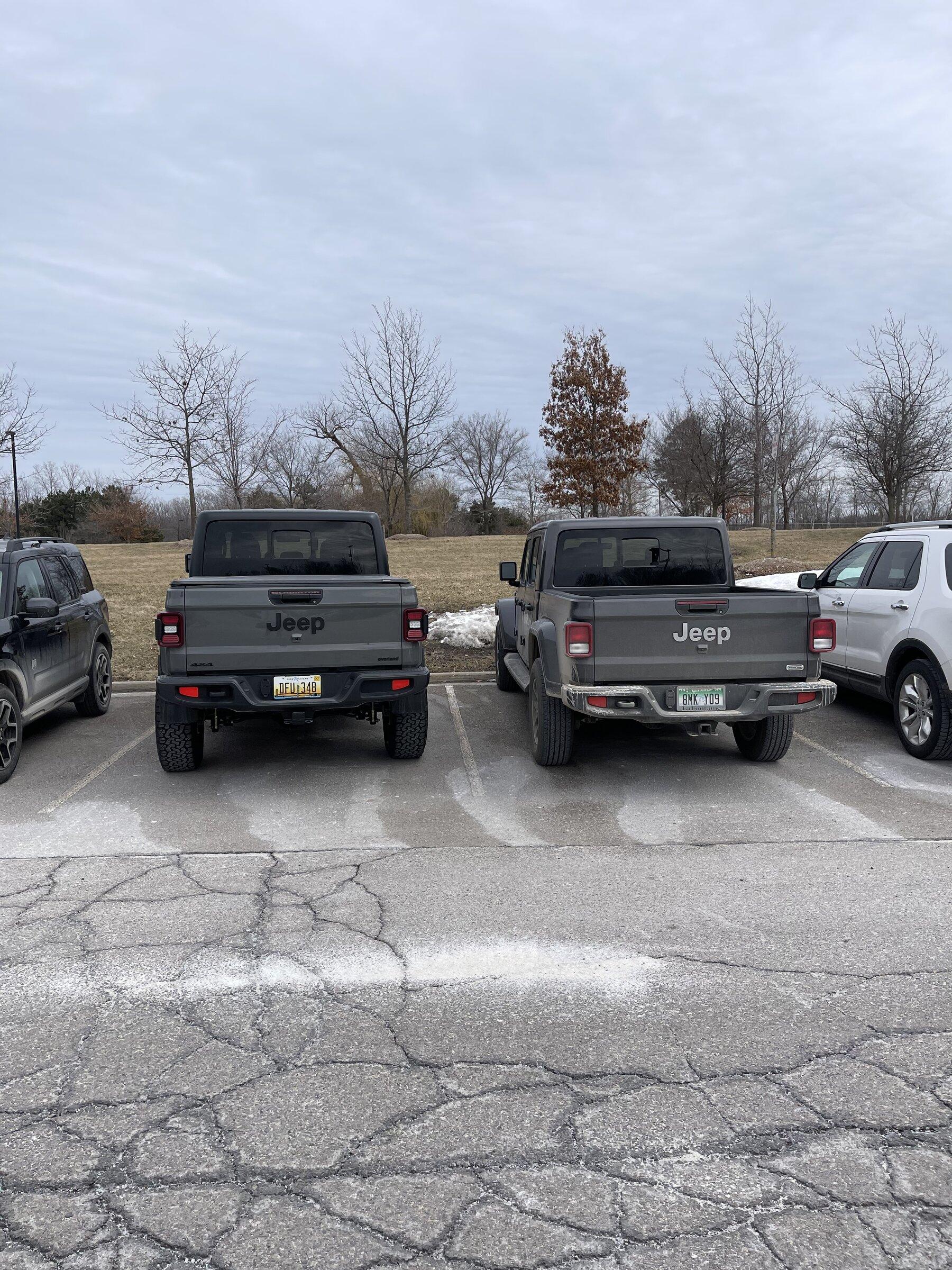 Jeep Gladiator Jeeps Parking Next To Jeeps B7C38D72-7F7A-4939-B86F-96422DC5707F