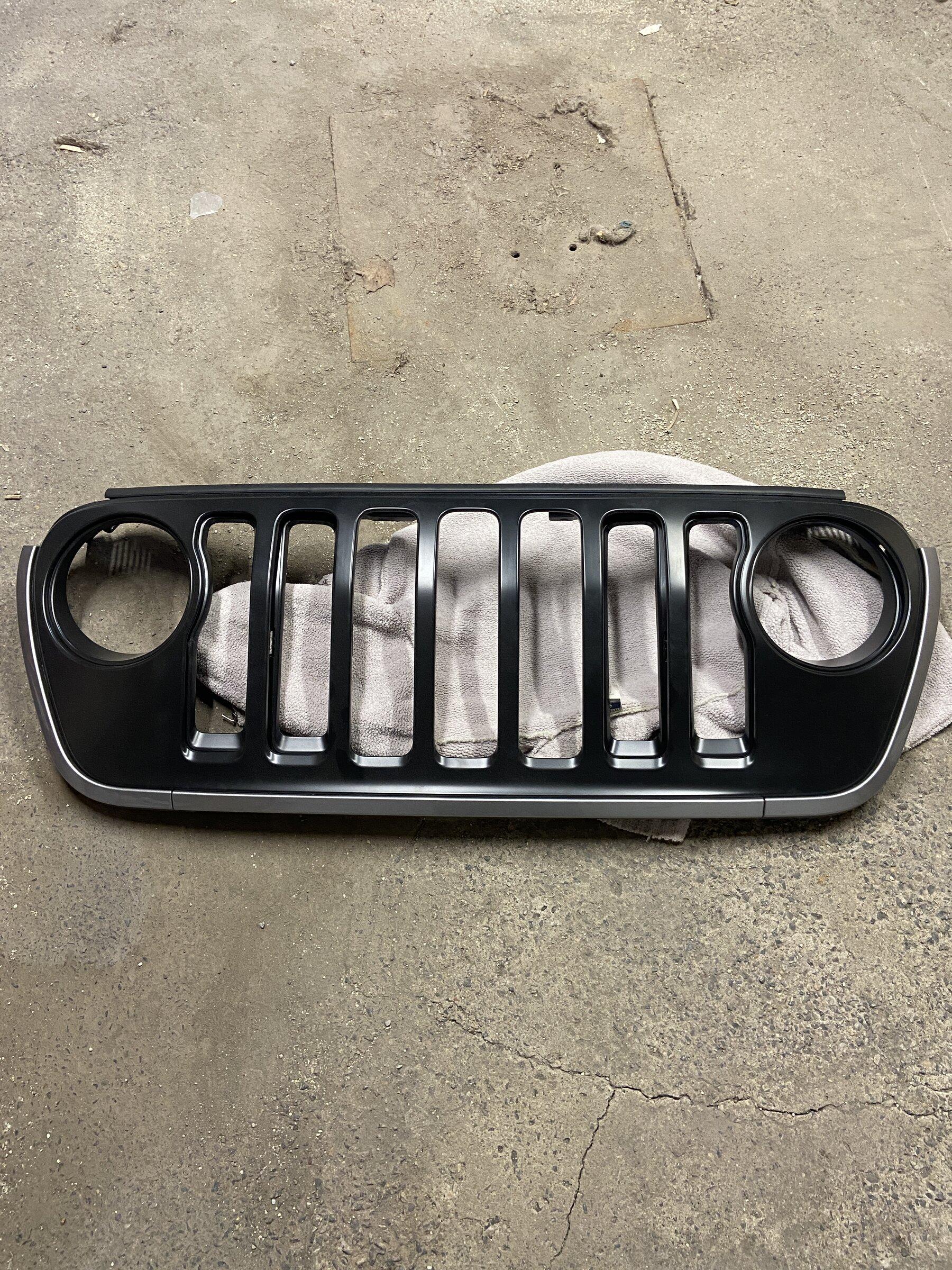 Jeep Gladiator I probably made a mistake - front grill 47545EE1-6463-405F-A64E-9E2B3CDB7BED