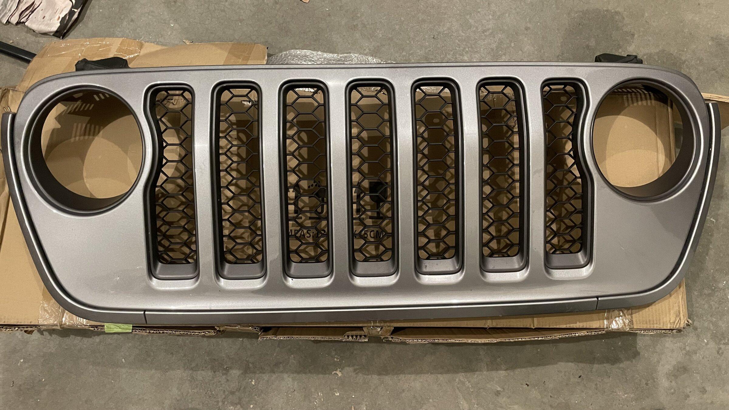 Jeep Gladiator Rubicon Grill in Billet Silver, Like New. 78AEBEAD-0A4B-485E-B06F-AD0D5C5FBCE2