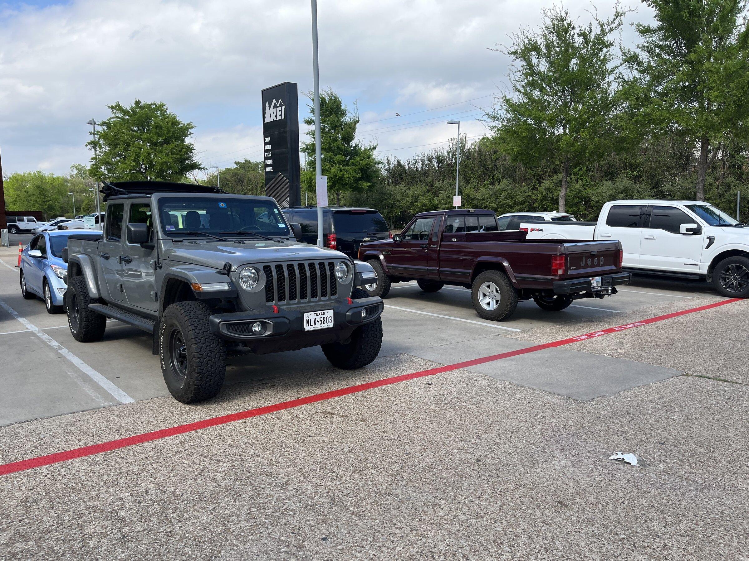 Jeep Gladiator Jeeps Parking Next To Jeeps 95170AB0-34AA-4201-930C-8589B9E5C28F