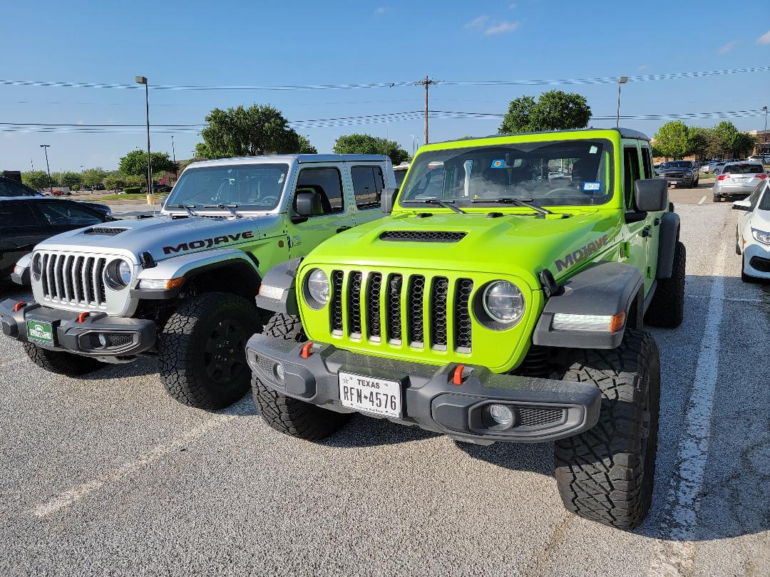 Jeep Gladiator Jeeps Parking Next To Jeeps j2