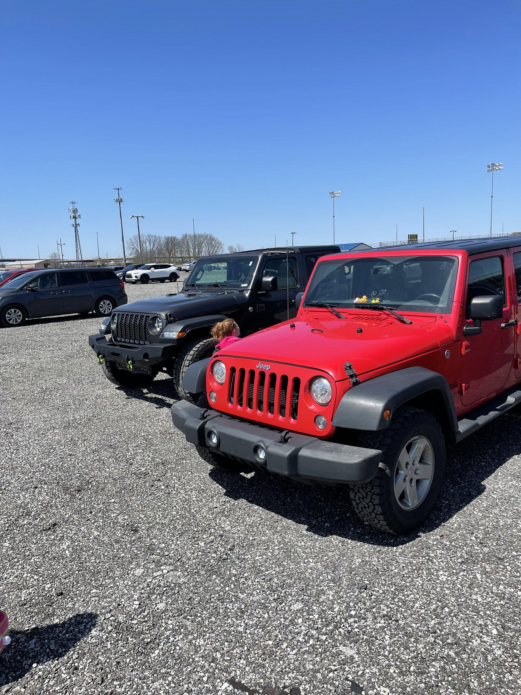 Jeep Gladiator Jeeps Parking Next To Jeeps 11BC09C2-62D5-4BE4-9A7E-019938A1A4AD