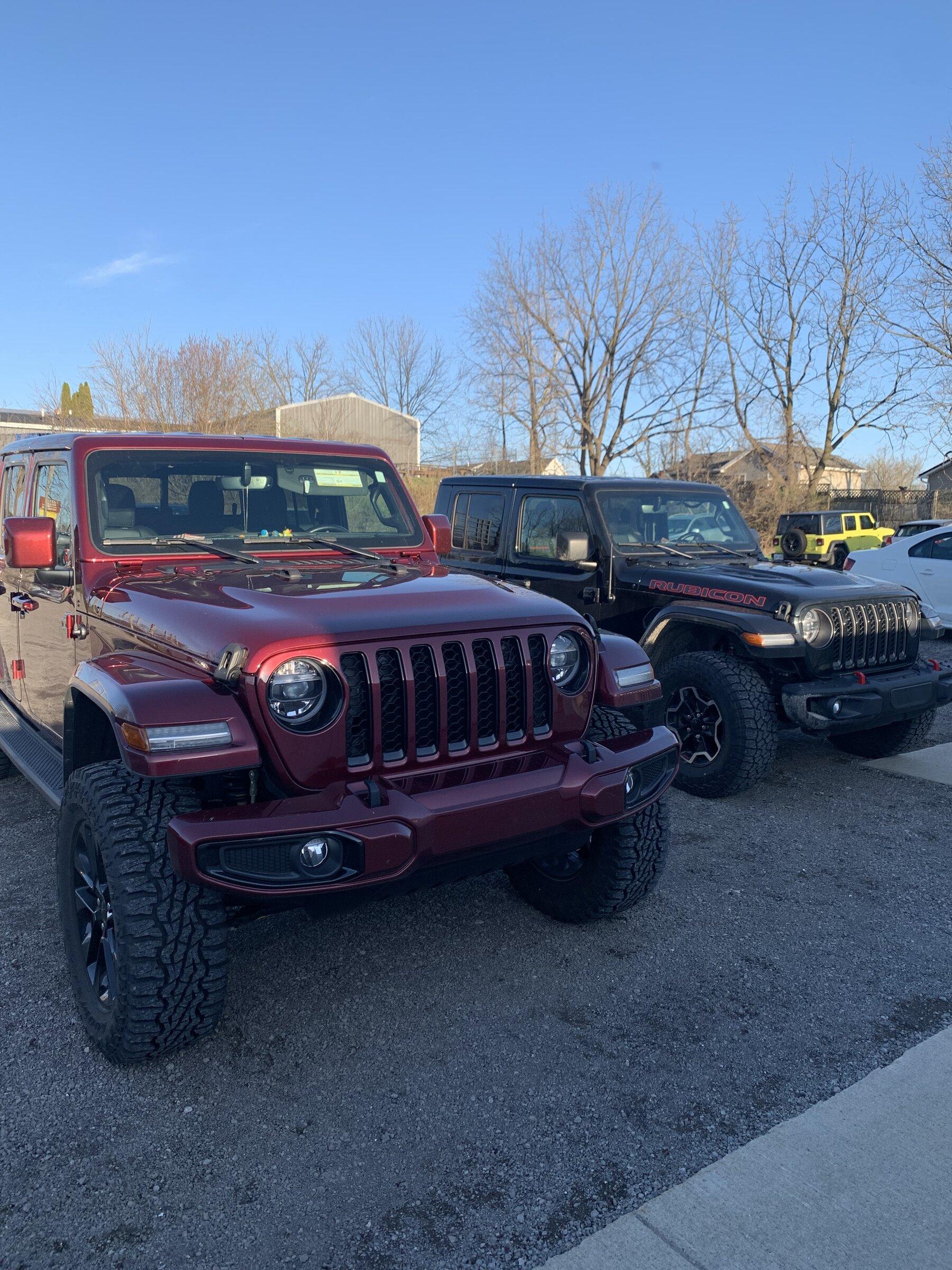 Jeep Gladiator Jeeps Parking Next To Jeeps F5AA2B18-FD13-4CCB-872B-56DAA1CF6F59