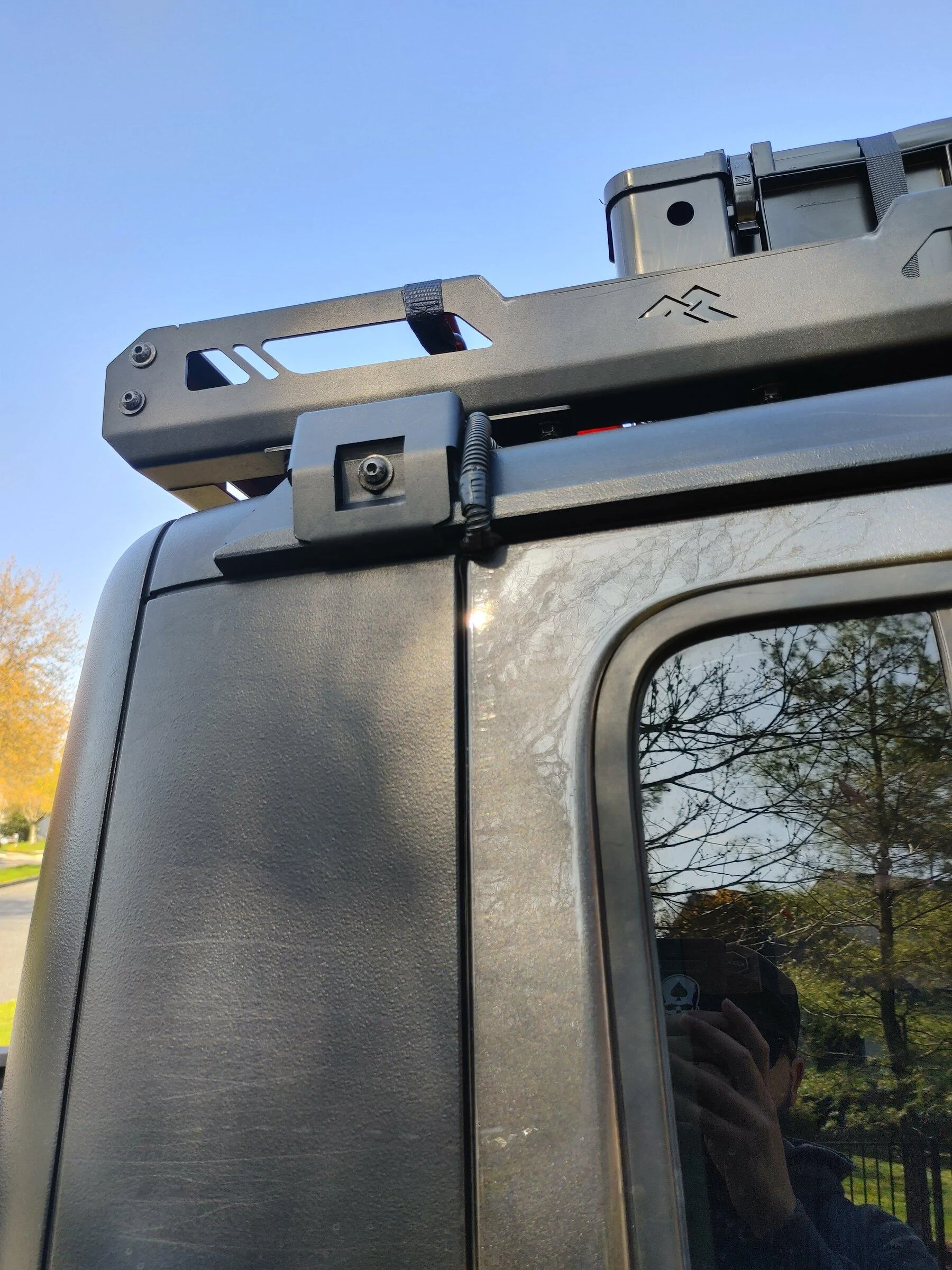Jeep Gladiator Roof cargo basket on a bed rack 0422220910b_HDR