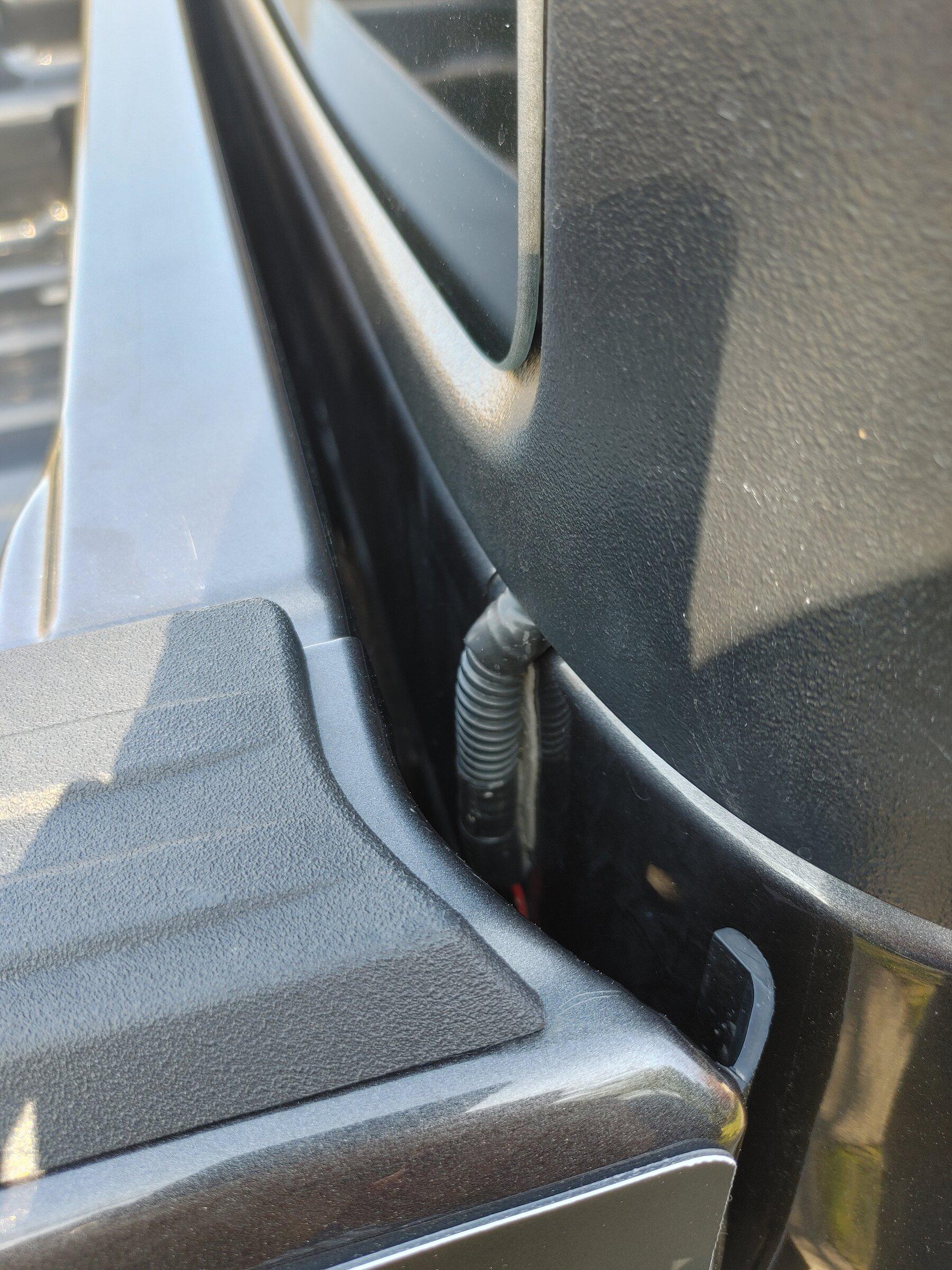 Jeep Gladiator Roof cargo basket on a bed rack 0422220911_HDR
