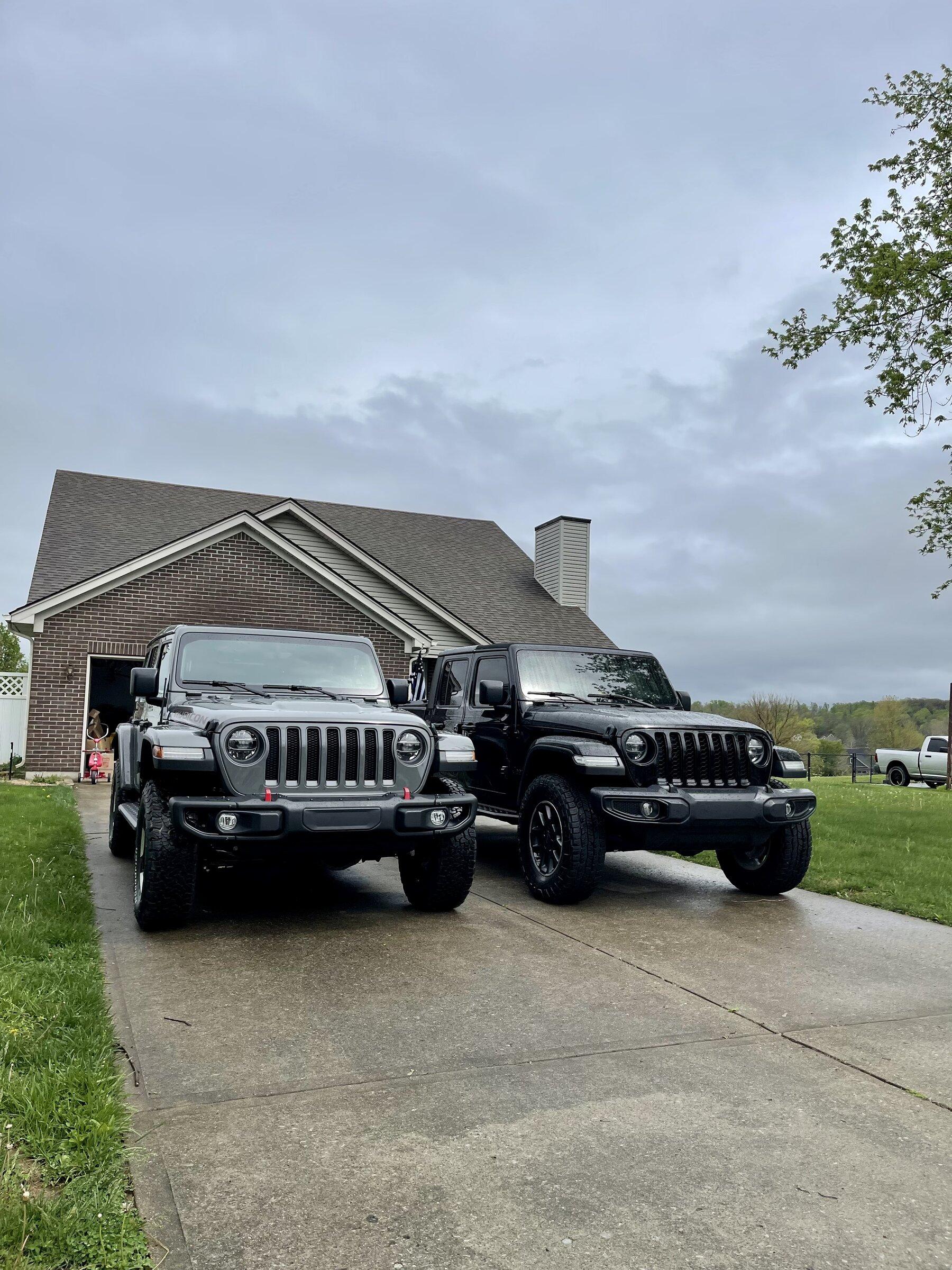 Jeep Gladiator Jeeps Parking Next To Jeeps 84335291-5FCA-48B5-882F-C7E68C3CD517