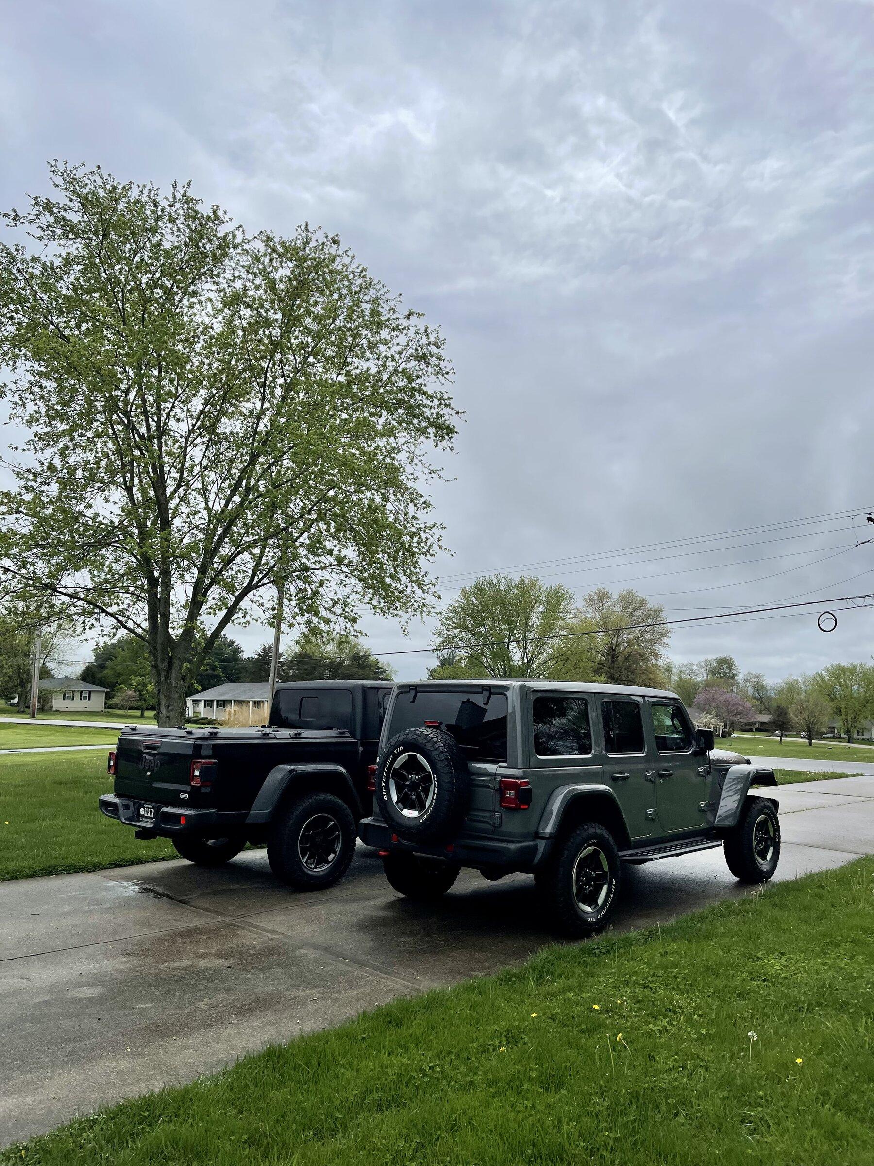 Jeep Gladiator Jeeps Parking Next To Jeeps A95B738E-4A11-4F25-B1E4-F72A1D2E8757