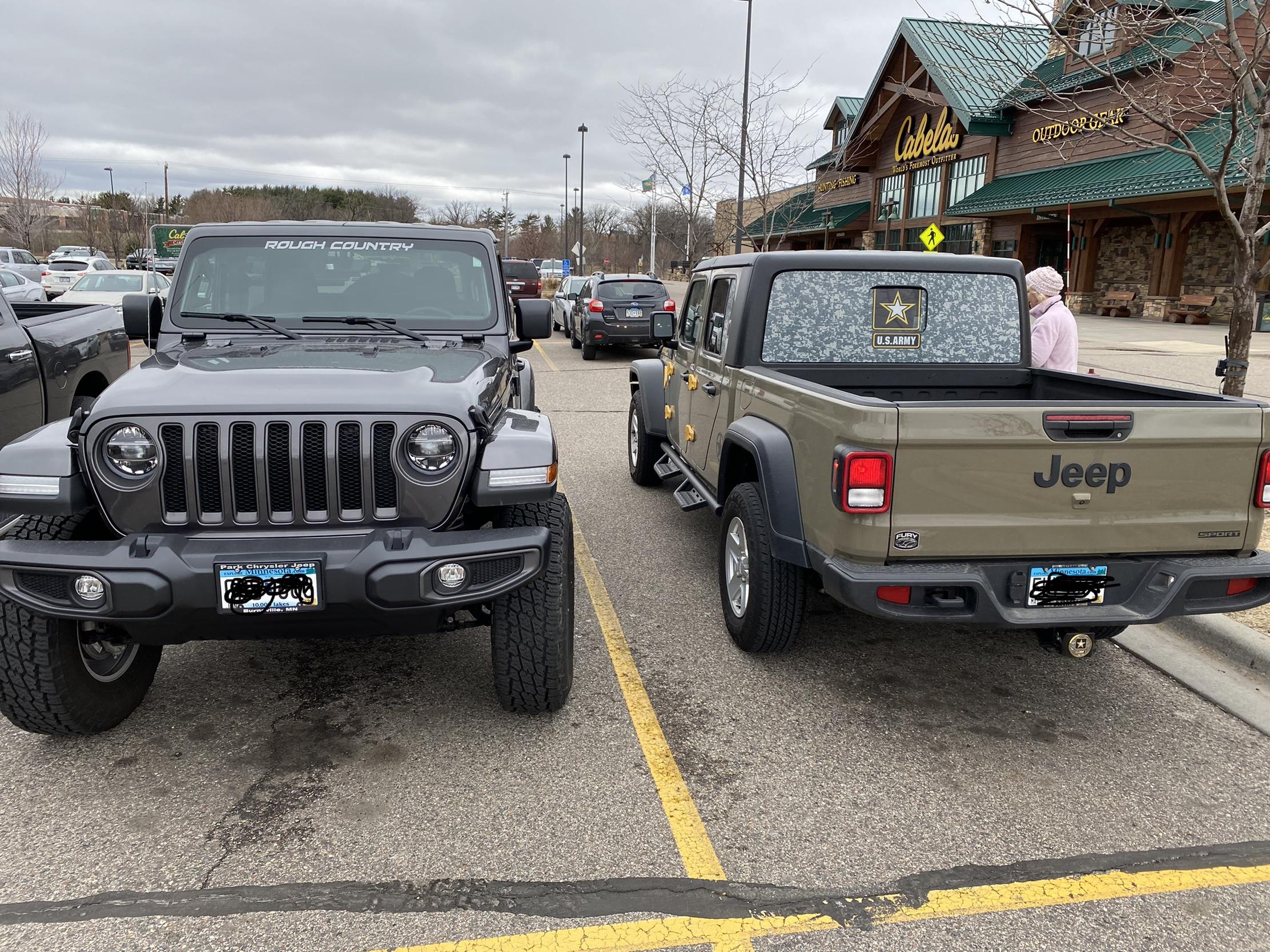 Jeep Gladiator Jeeps Parking Next To Jeeps E578D82E-5386-4164-9DB2-F68B7CEA0ECA