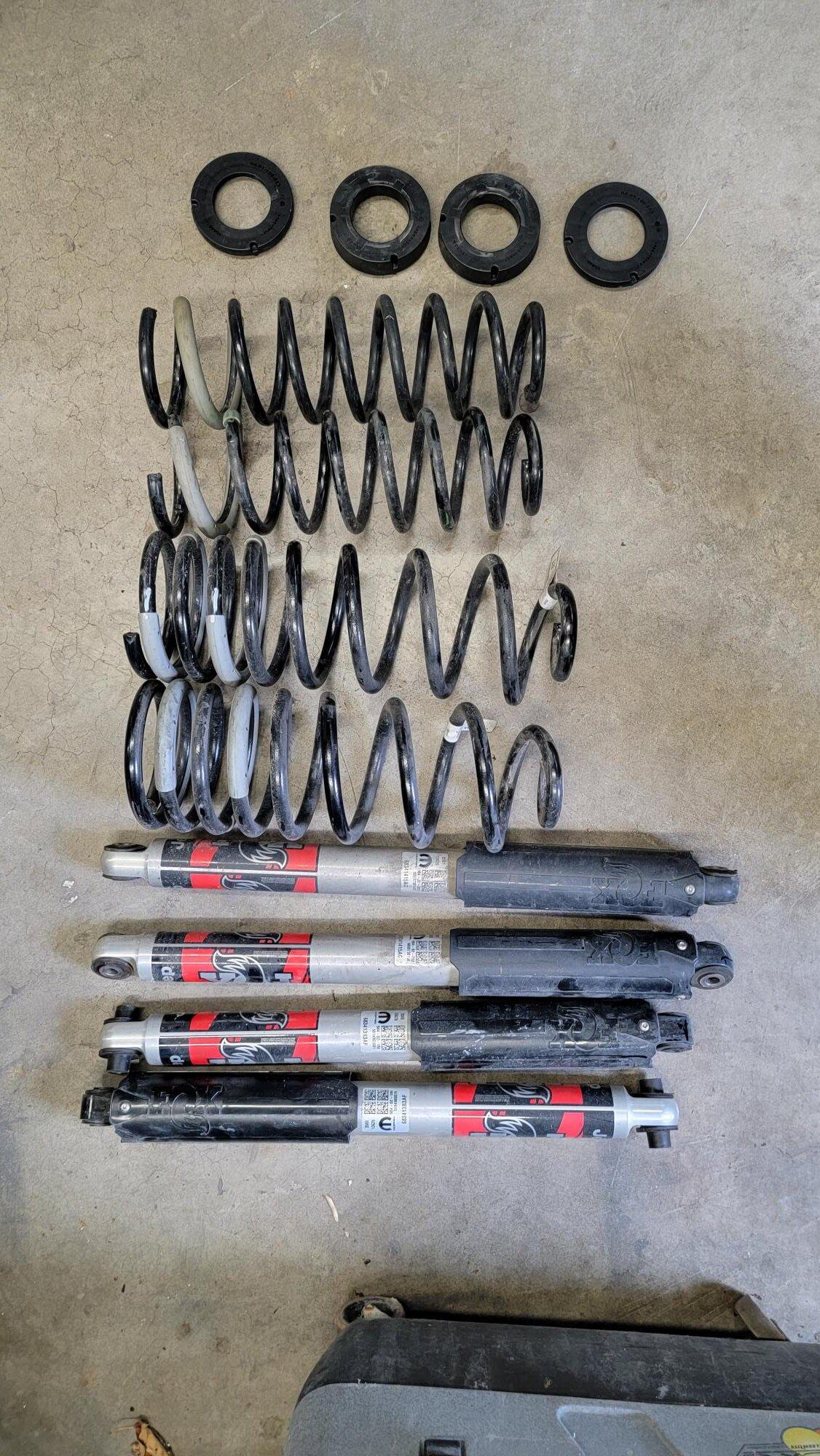 Jeep Gladiator Rubicon shocks and springs with Teraflex 1.5 spacer 20220425_164749