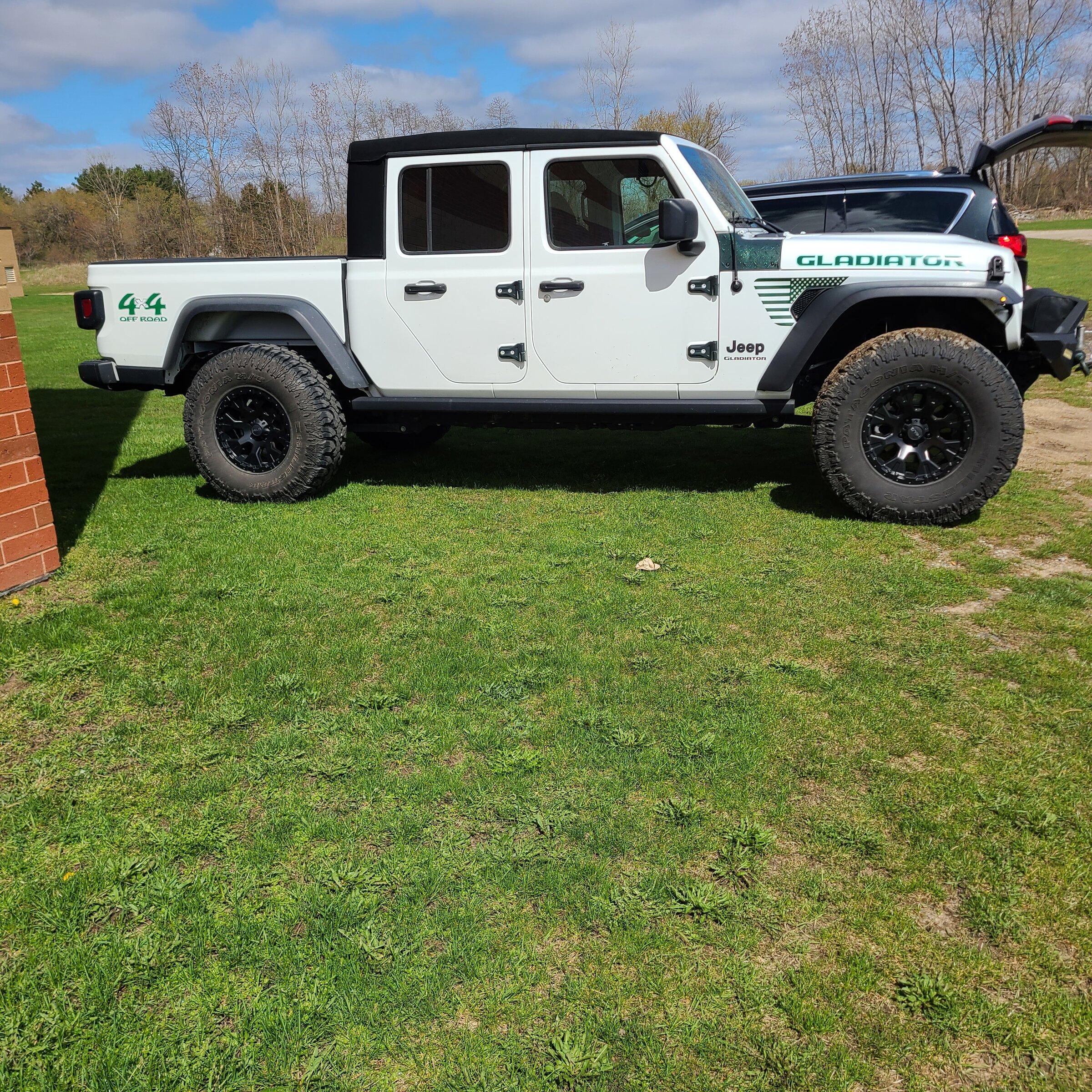Jeep Gladiator Pics Request: Rough Country 2.5” level kit and 3/4” daystar spacer 20220427_154503