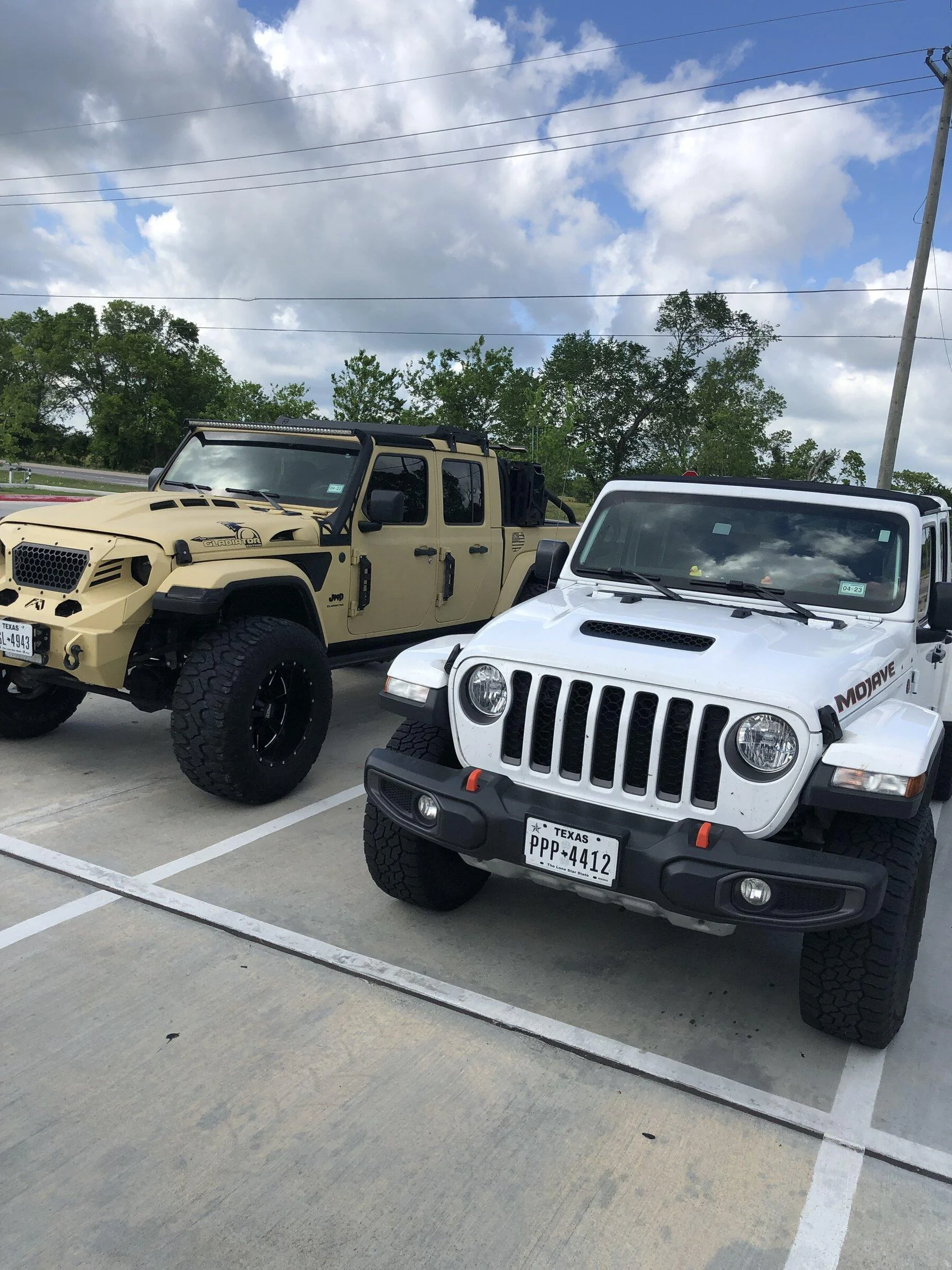 Jeep Gladiator Jeeps Parking Next To Jeeps 8BD81E5B-7F53-4F75-AADB-BD931F5F017D