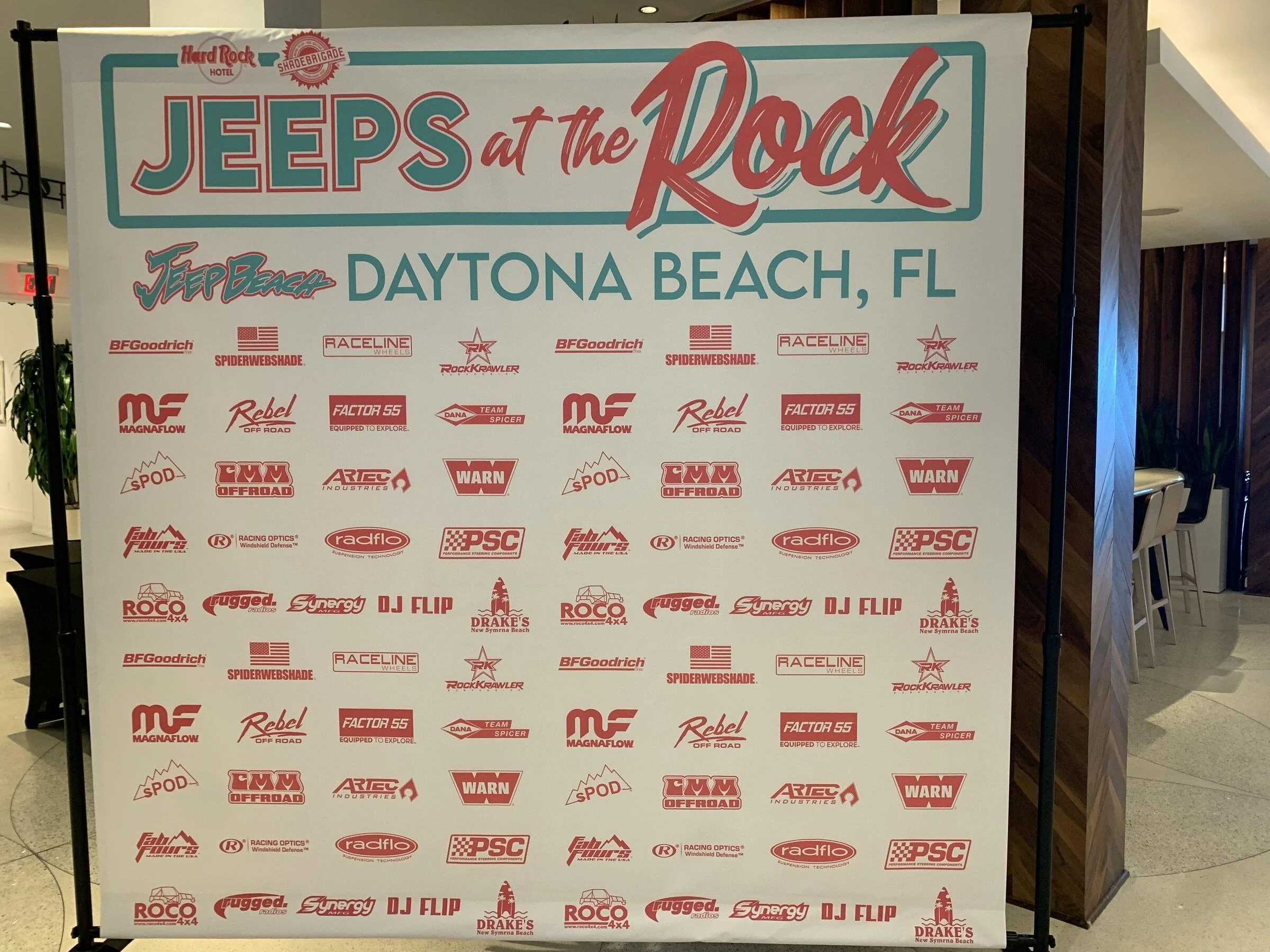 Jeep Gladiator Jeeps Parking Next To Jeeps 1581336F-1E18-4FF6-9880-0E988543F535